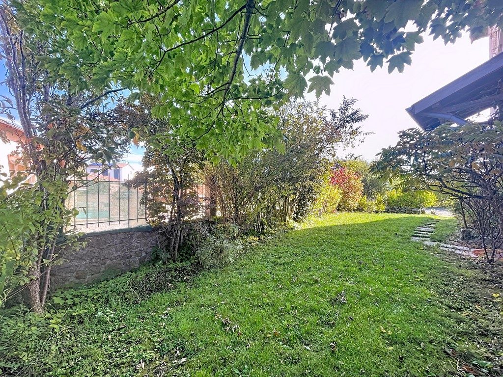 Espace, lumière et fort potentiel : cette maison réunit tout pour concrétiser vos projets, qu’ils soient familiaux, professionnels ou locatifs. Villechenève 69770