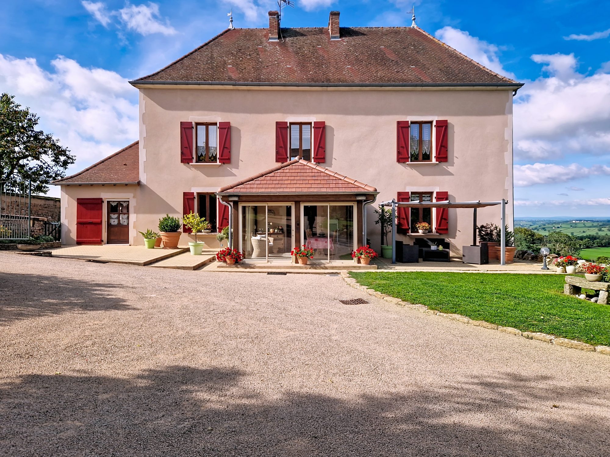 Authentique maison brionnaise  – volumes, charme et potentiel La Clayette 71800