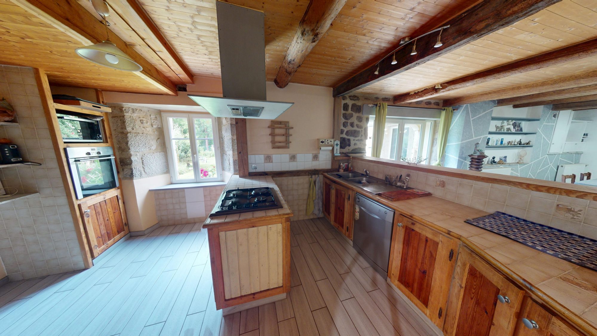 Ferme en pierres rénovée sur terrain attenant Sauvessanges 63840