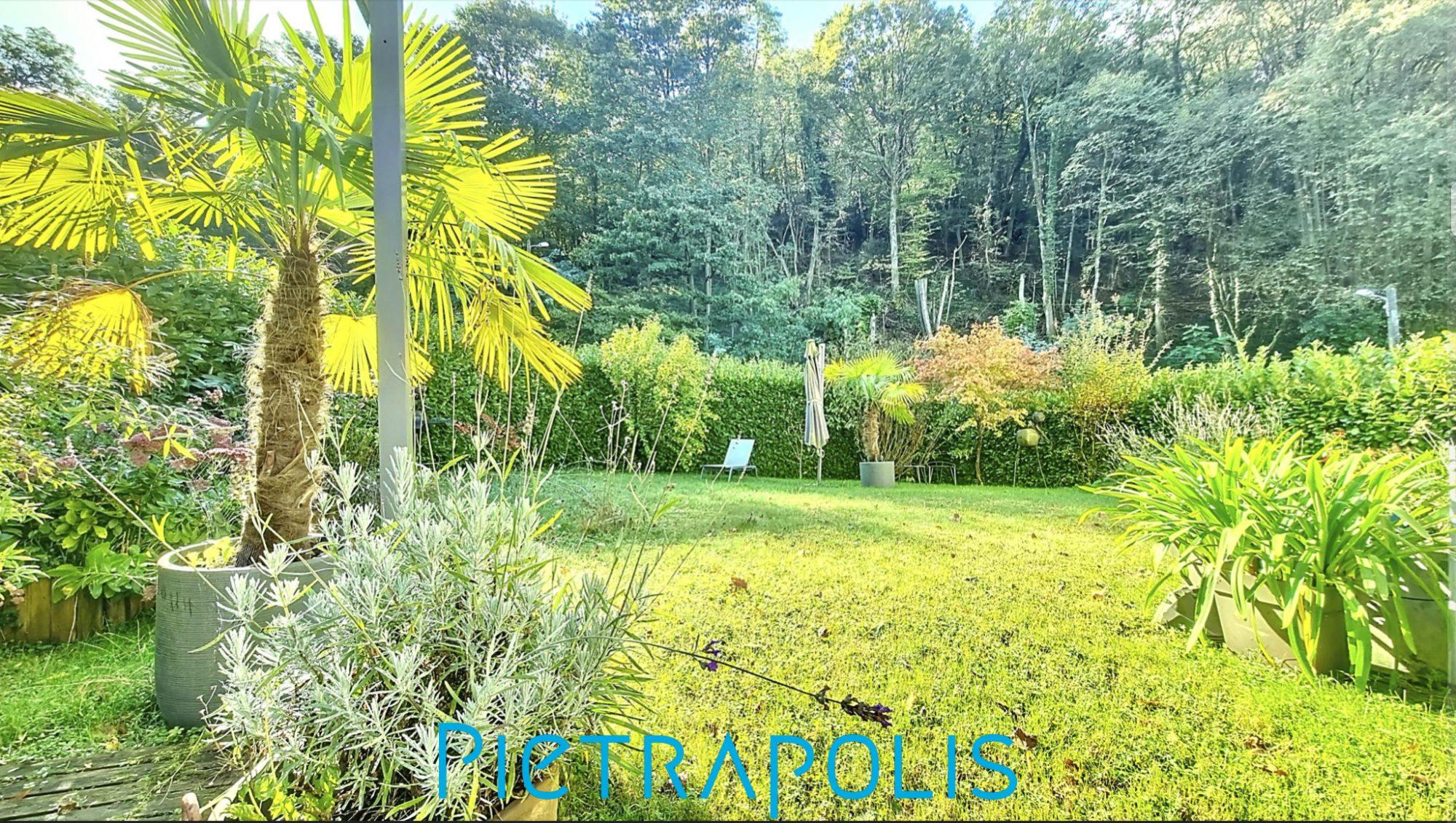 REZ DE JARDIN - T5 de plain pied de 116 m² - terrain privé de 400 m² piscinable.
