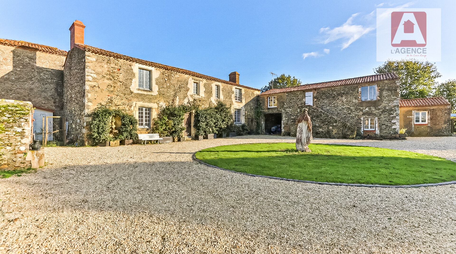 Maison Le Fenouiller 11 pièce(s) de 373.42m² LE FENOUILLER 85800