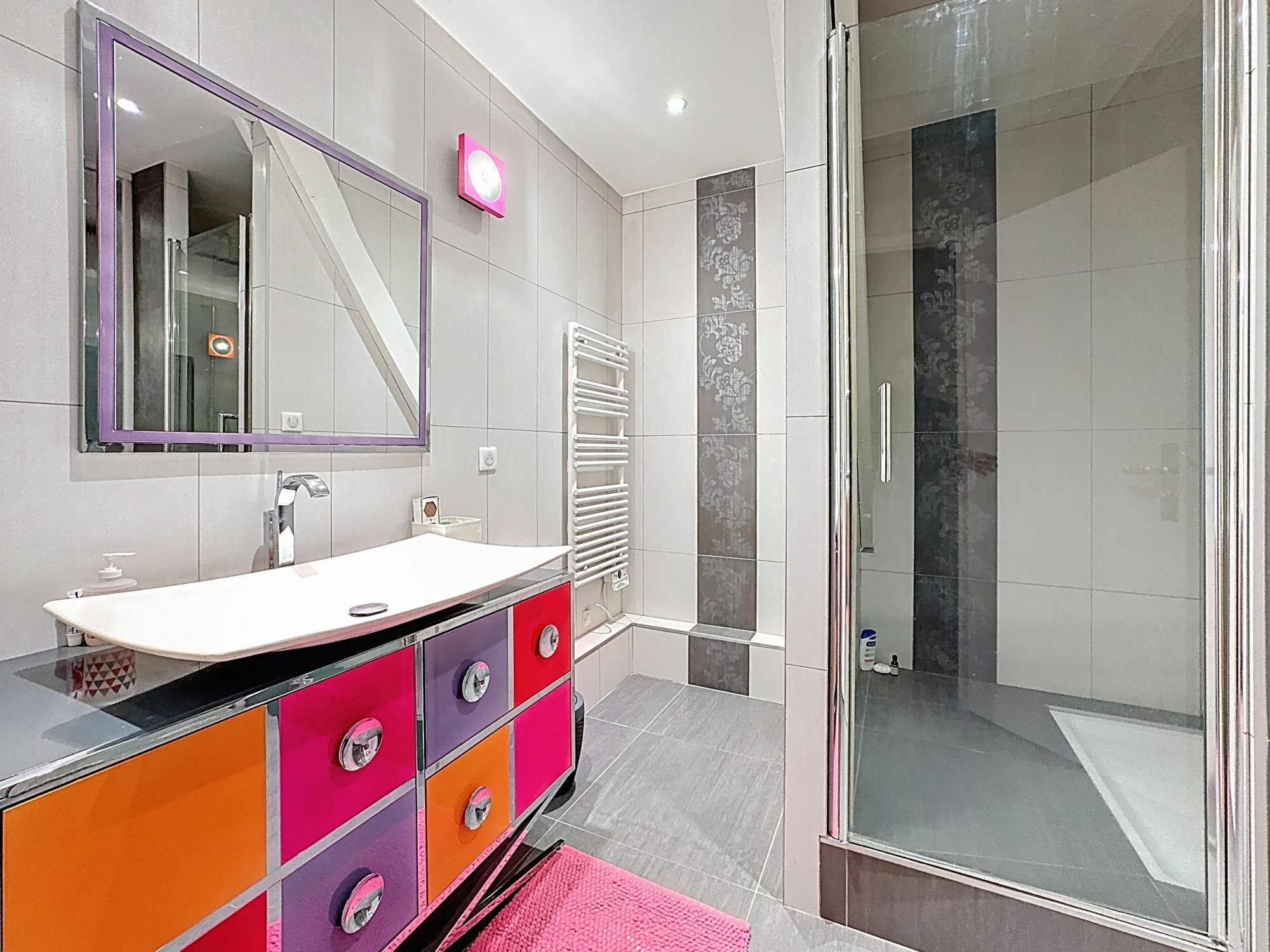 Rare et Authentique, Pietrapolis Chaponost vous propose cette maison de 275m2 édifiée sur une parcelle de 2225m2 avec 5 chambres, une pièce de vie de 65m2, un Pool House et une piscine chauffée Brignais 69530