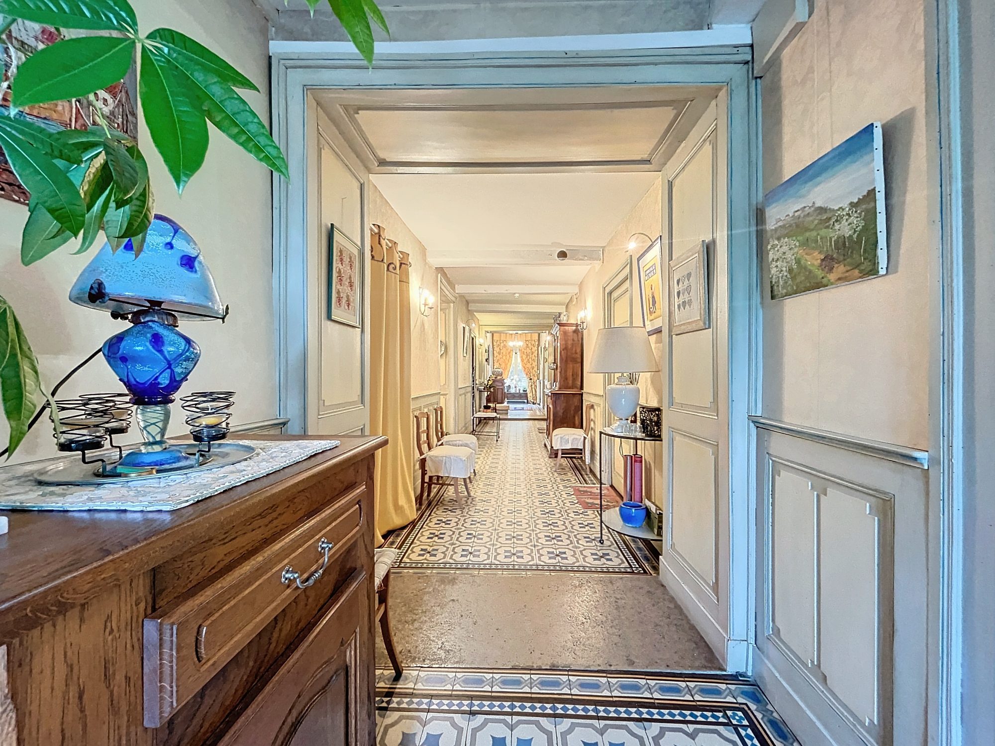 Propriété de 205 m² habitable + appartement T2 indépendant  + 721 m² conctructible + parc arboré Crémieu 38460