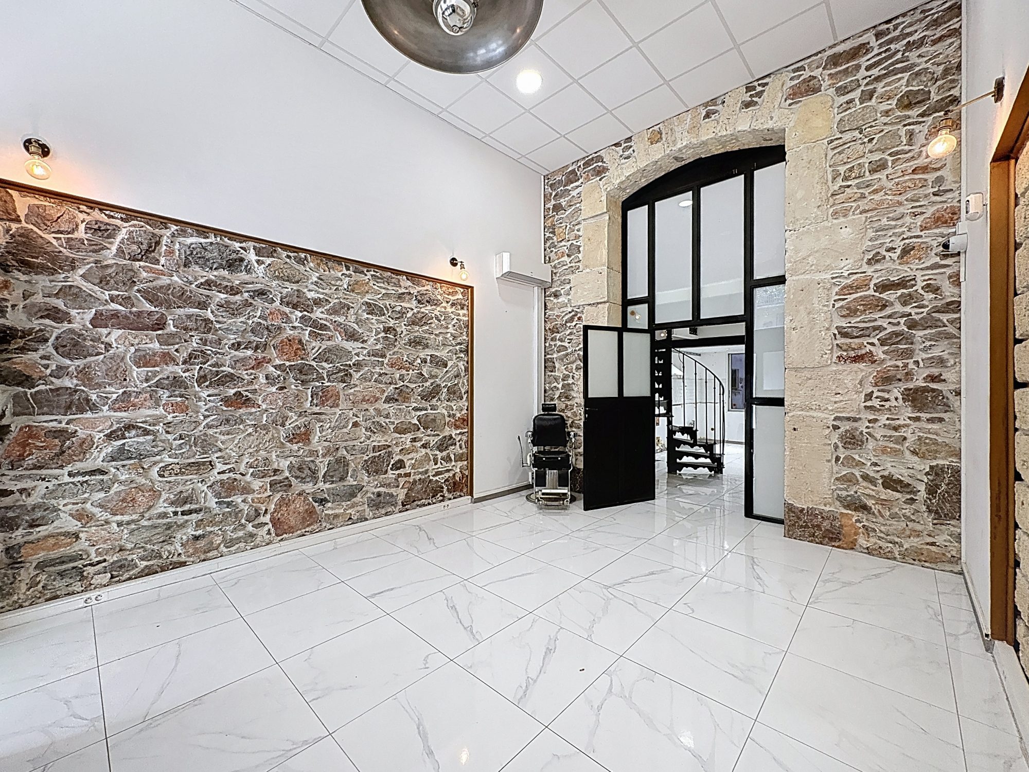 SÈTE - QUARTIER THÉÂTRE - AVENUE VICTOR HUGO : Murs Commerciaux + appartement de fonction totalisant 106m² Sète 34200