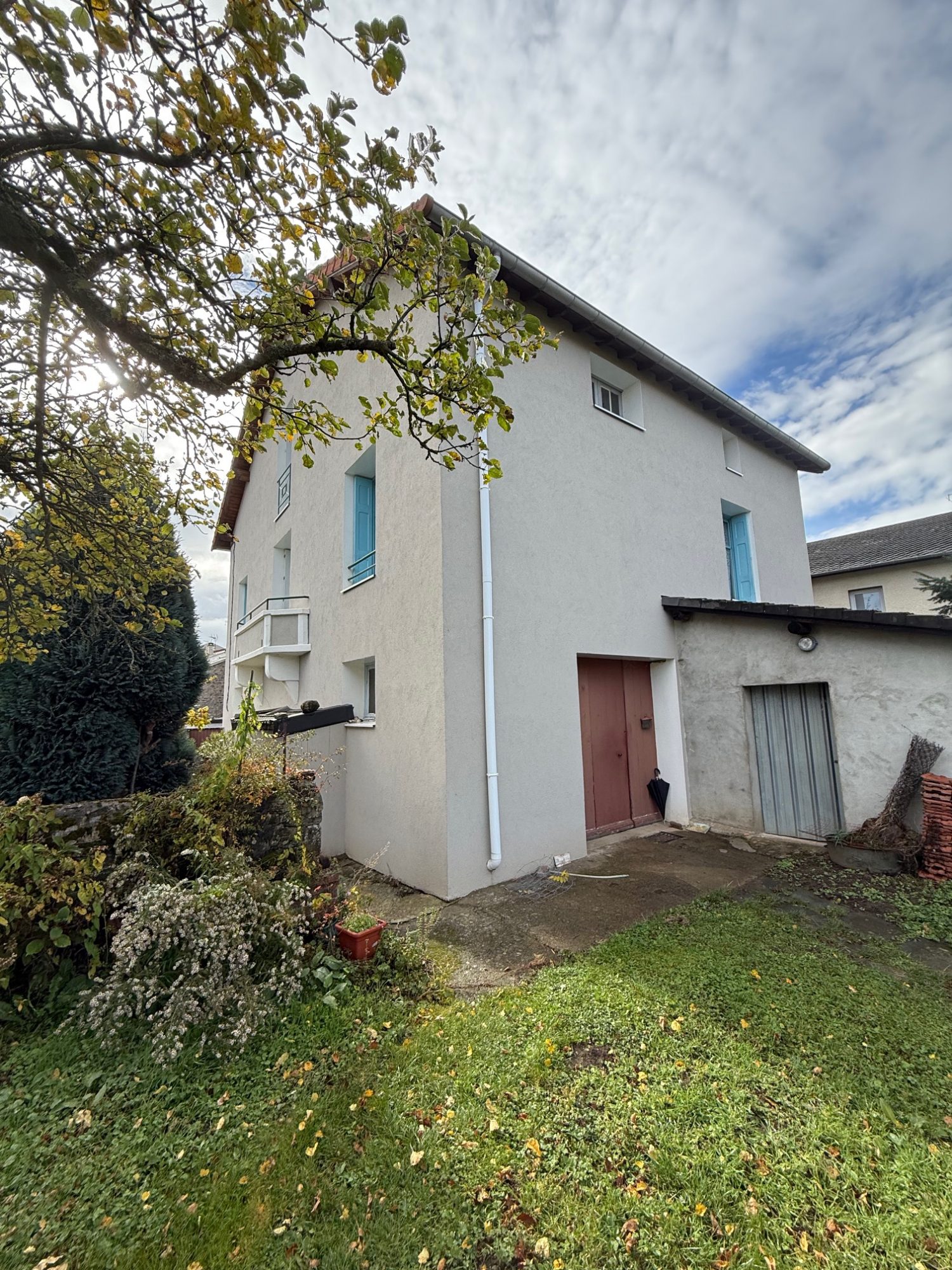 EXCLUSIVITE GTI ! Maison de ville avec terrain et dépendances. Yssingeaux 43200