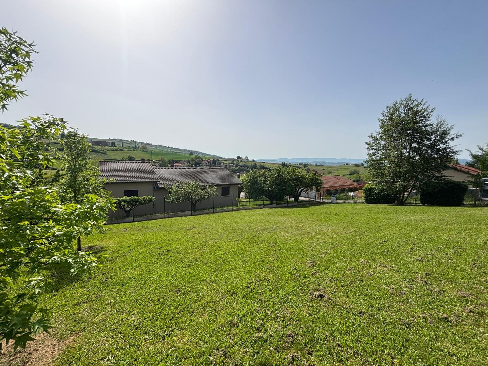 TERRAIN CONSTRUCTIBLE 700M² Val d'Oingt 69620