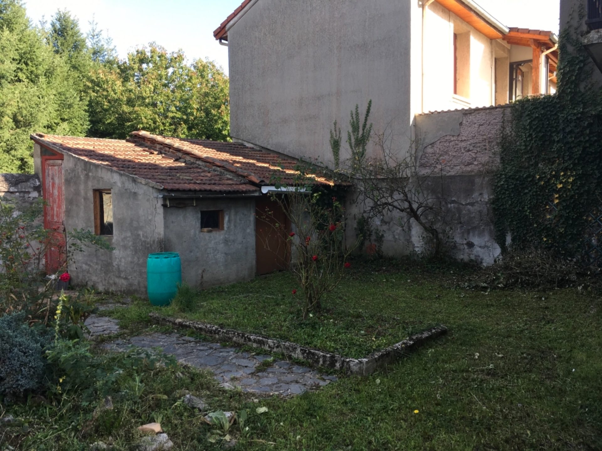 MAISON INDIVIDUELLE 124m² SUR 2 NIVEAUX À RENOVER, POSSIBILITE 3 APPARTEMENTS POUR LOCATIF OU MIASON INDIVIDUELLE POUR RESIDENCE PRINCIPALE Firminy 42700