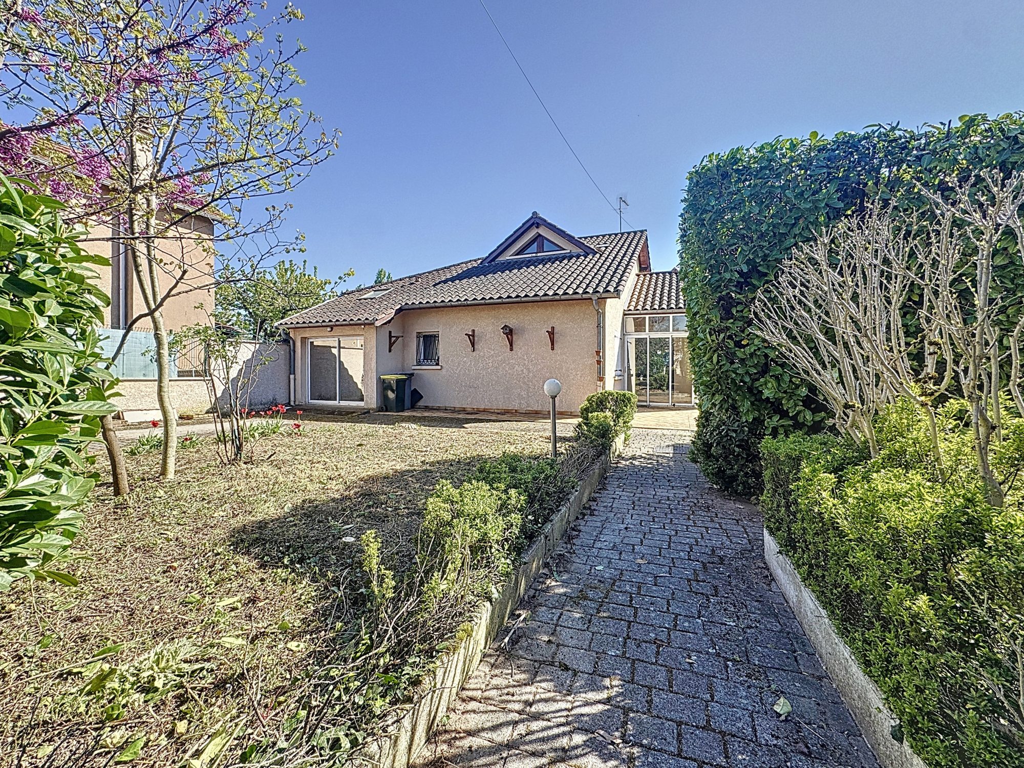 Maison T6 au calme, studio indpt, 584m² de terrain