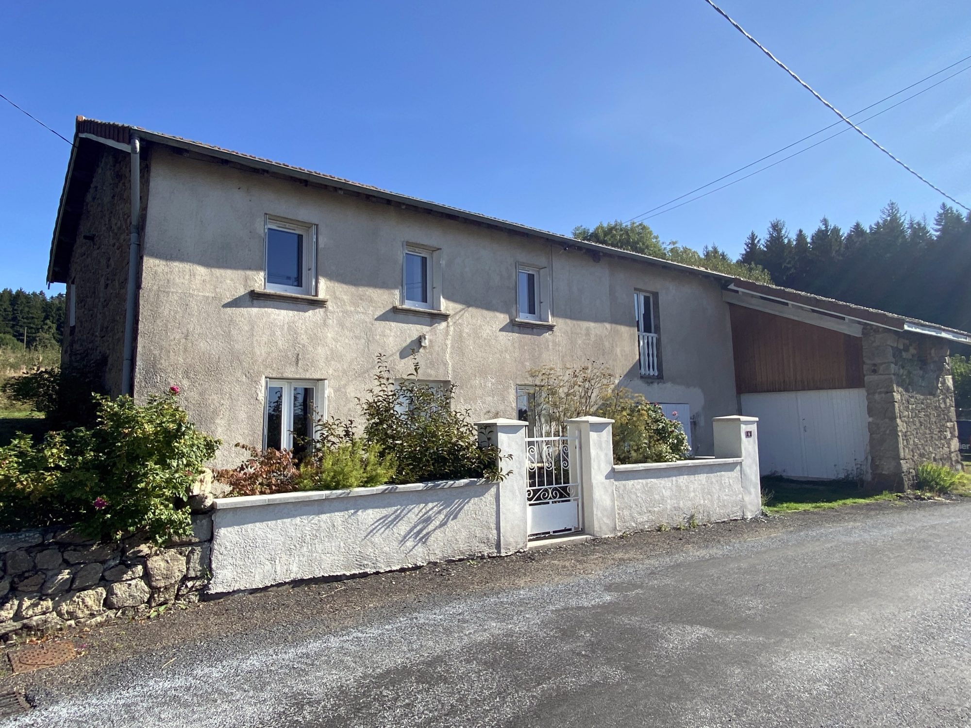 Ferme en pierres crépies avec dépendances
