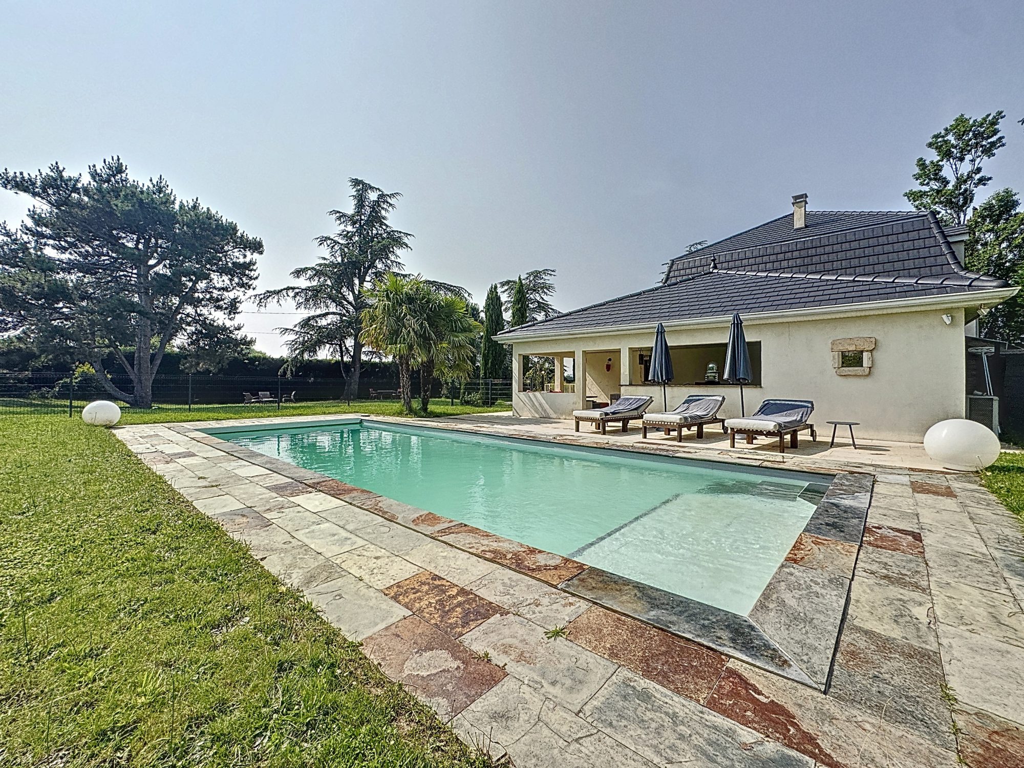 Rare et Authentique, Pietrapolis Chaponost vous propose cette maison de 275m2 édifiée sur une parcelle de 2225m2 avec 5 chambres, une pièce de vie de 65m2, un Pool House et une piscine chauffée Brignais 69530