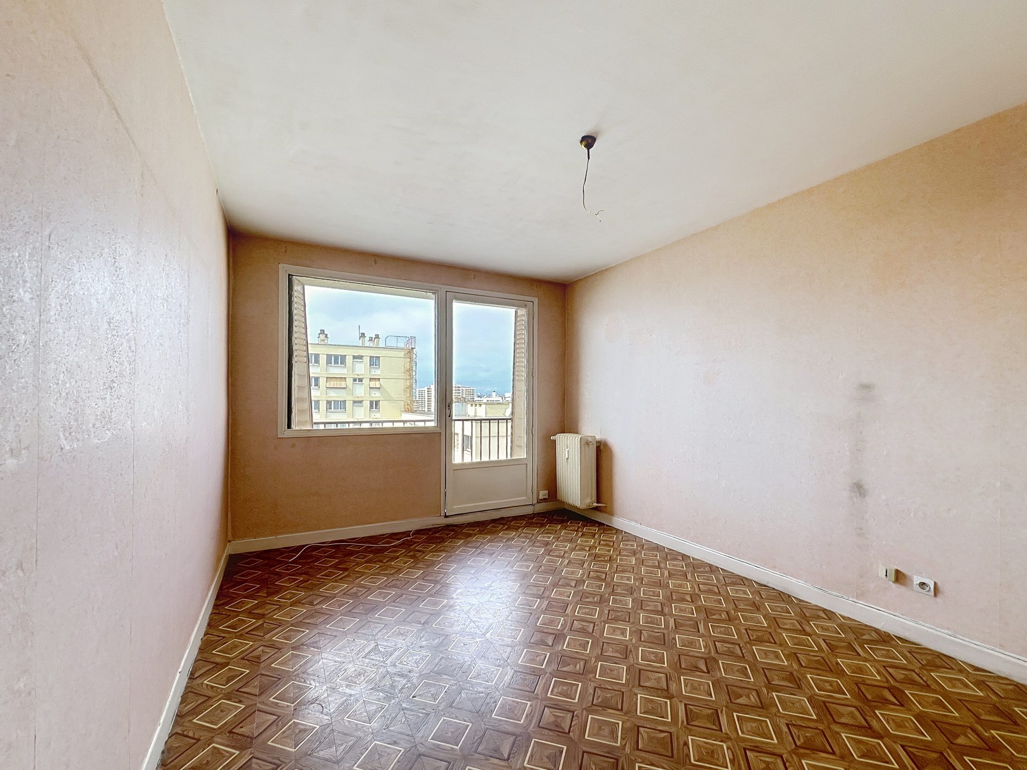 VILLEURBANNE - APPARTEMENT  T4 DE 67m2 AVEC POTENTIEL A RENOVER - 7ème ETAGE  - VUE DEGAGEE  - BALCON Villeurbanne 69100
