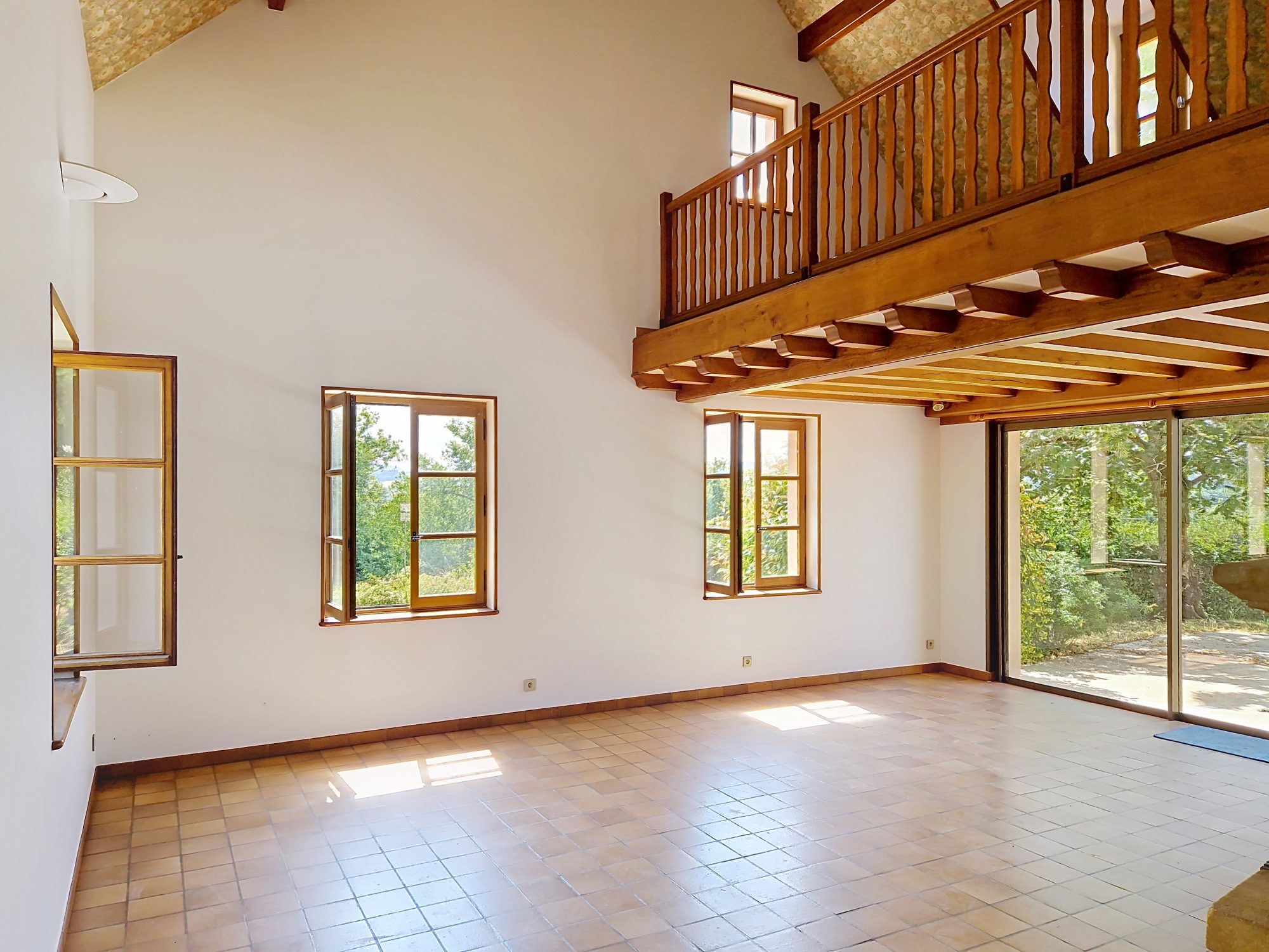 Maison familiale + dépendance pro – Vue dégagée, activité sur place possible ! La Clayette 71800