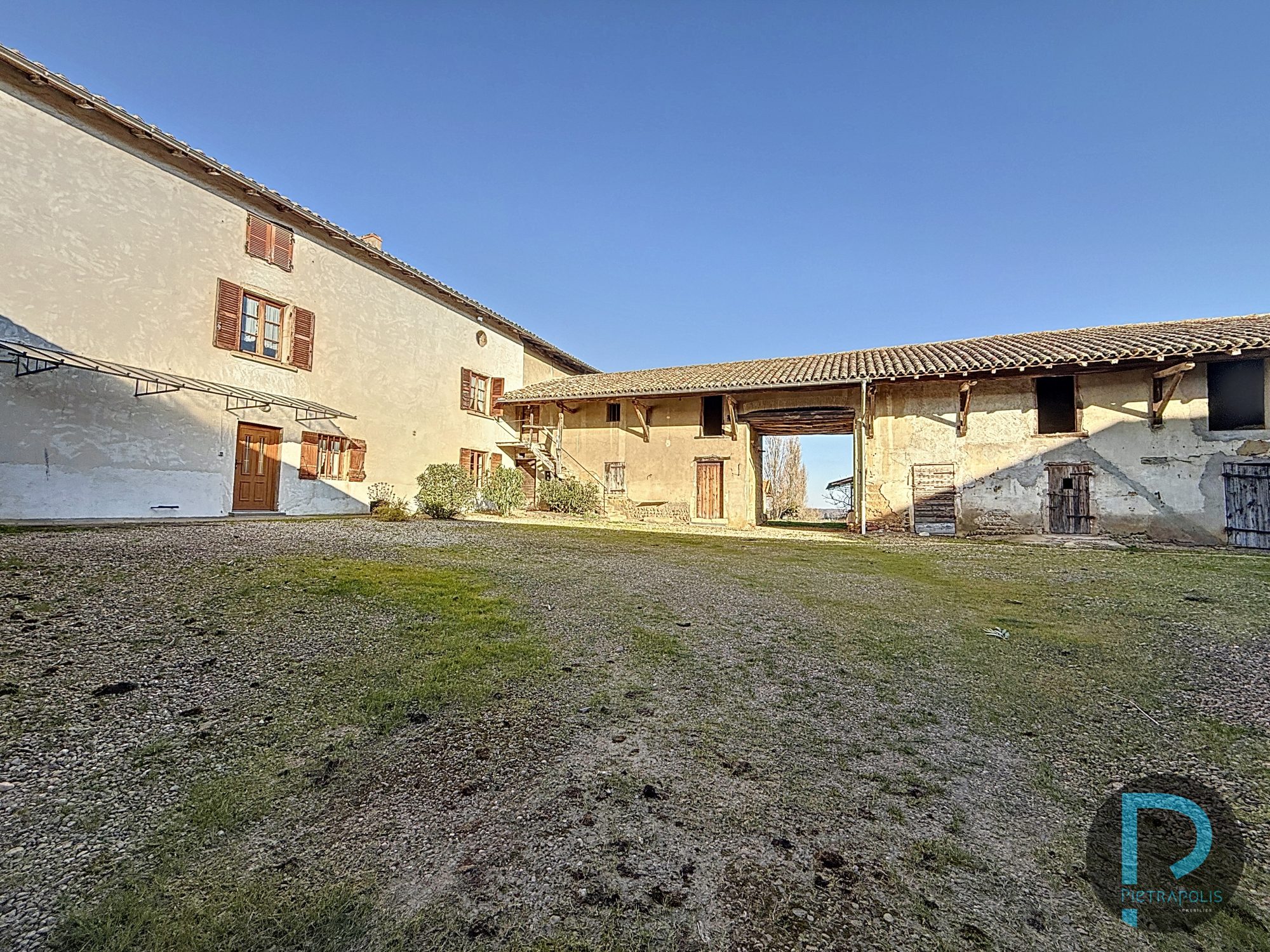 Maison ancienne type ferme à rénover en l'état de plateau de 180m² sur 1147m² de terrain