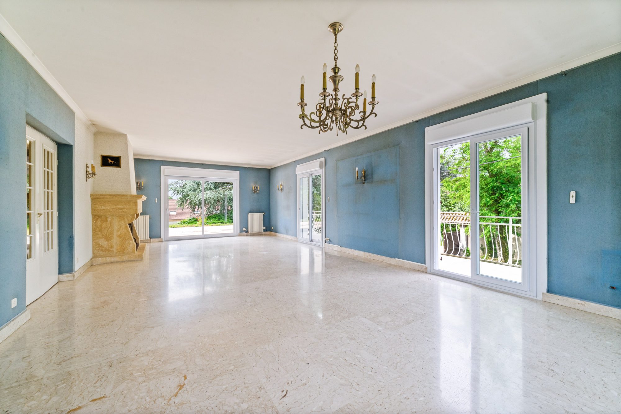 Maison de 300m2, terrain de 2596m2 à Sainte Euphémie. Sainte-Euphémie 01600