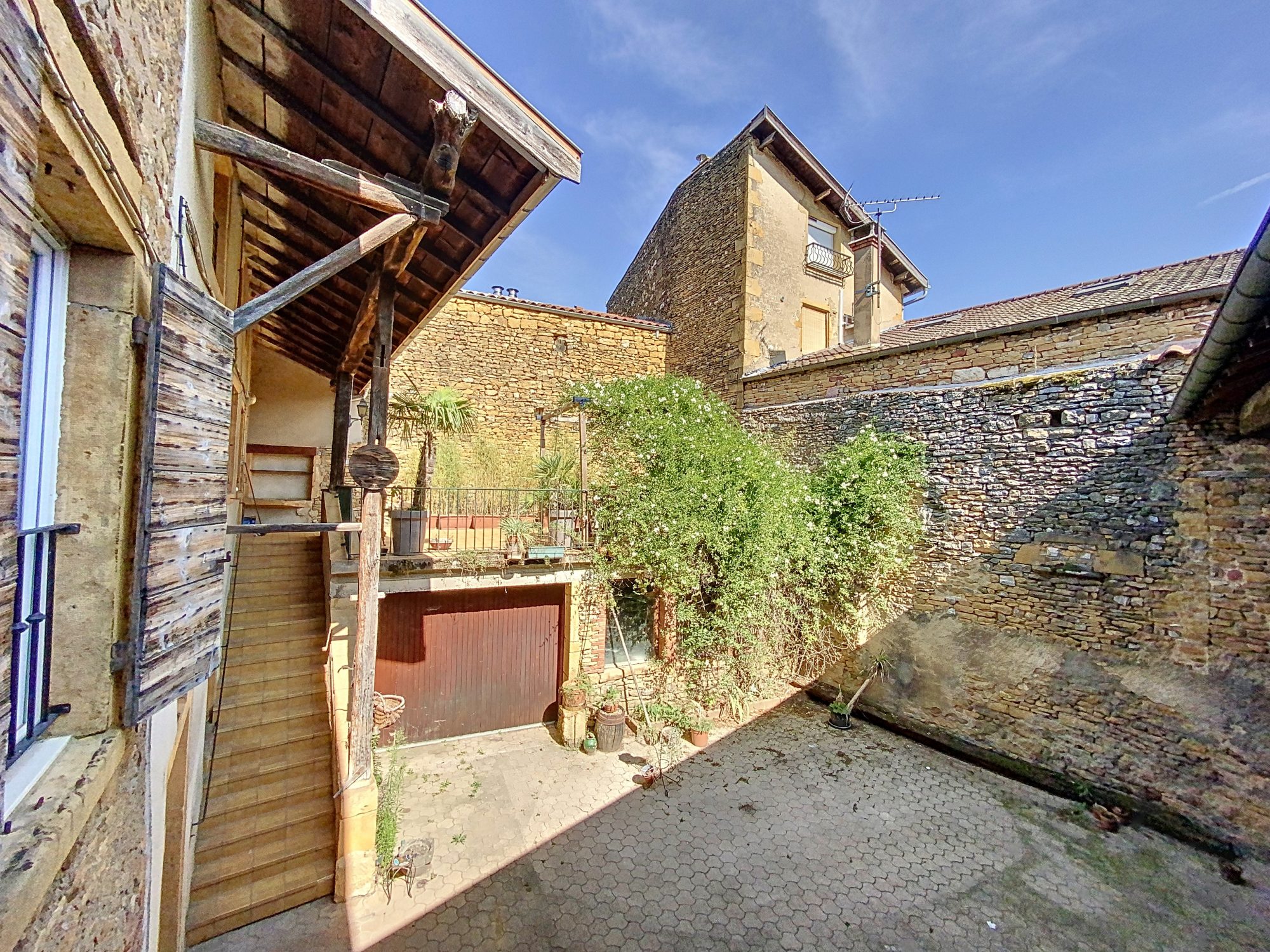 Maison de village en pierres dorées avec jardinet et belle cour intérieure Val d'Oingt 69620
