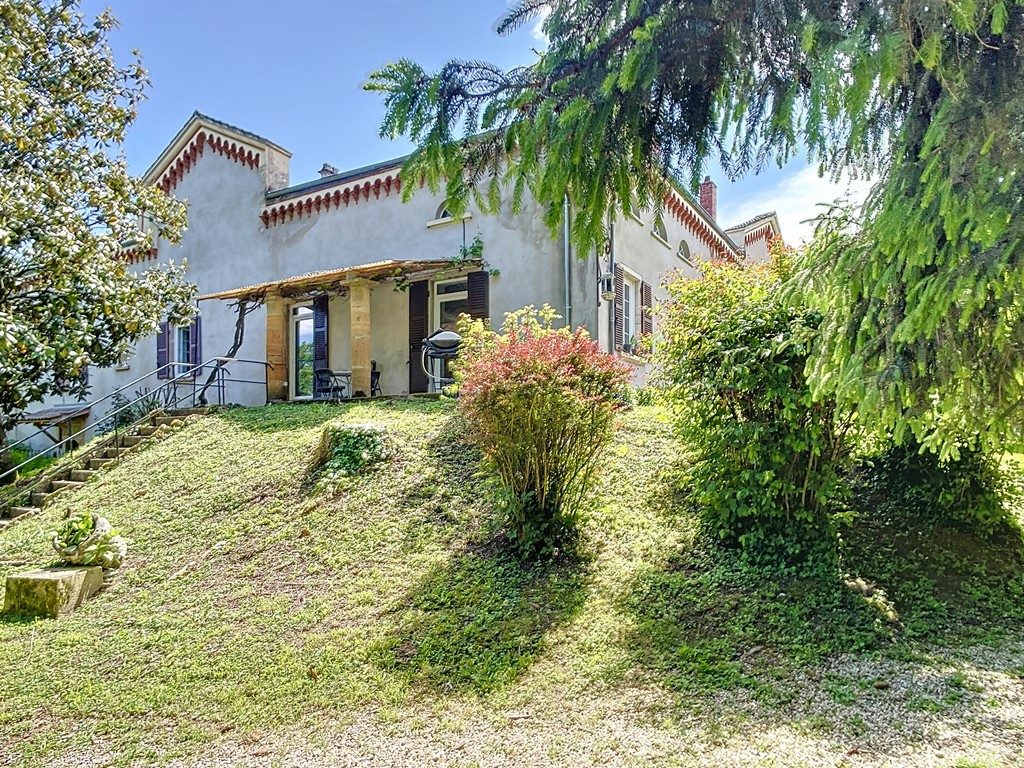 RARE À 69460 SAINT-ÉTIENNE-DES-OULLIÈRES ! Propriété XIXème - 167 M2 sur ss-sol complet - 4 CH  - Terrain de 1230 M2