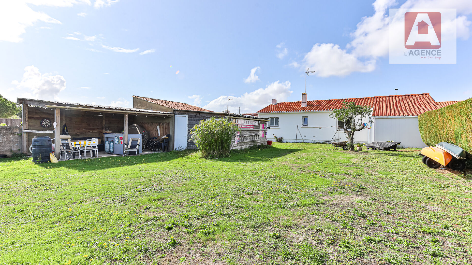 Maison 3 chambres, 2 garages, une dépendance, préau et jardin de 1000 m². L AIGUILLON SUR VIE 85220