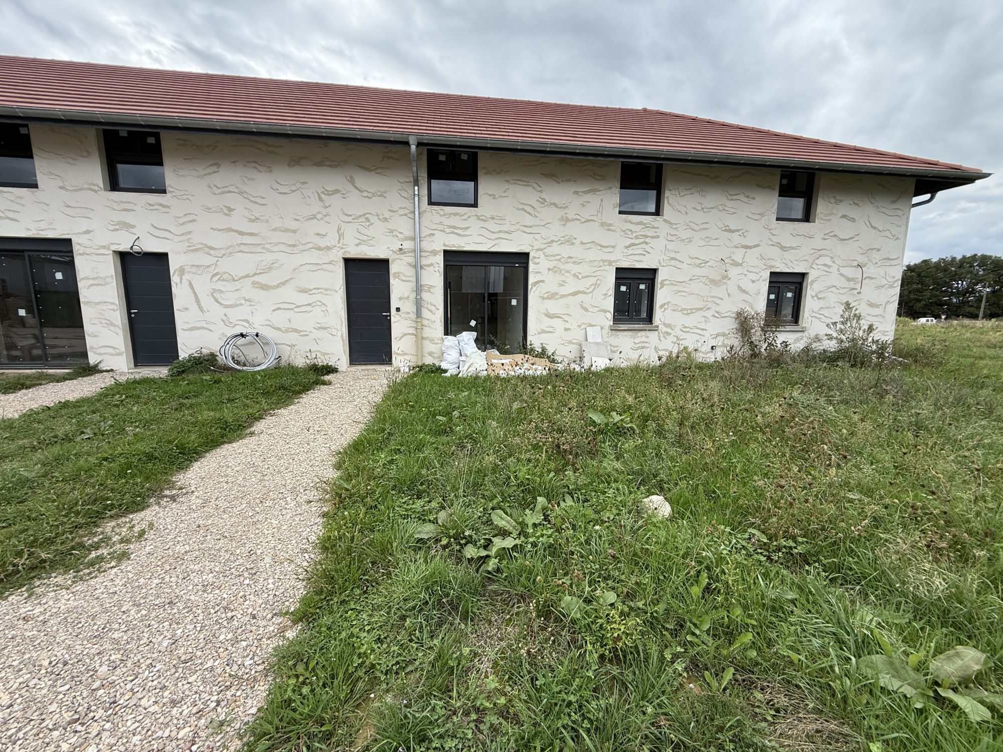 Appartement en DUPLEX de 69m² - 2 chambres - 2 jardins - 3 places de parkings Romans 01400