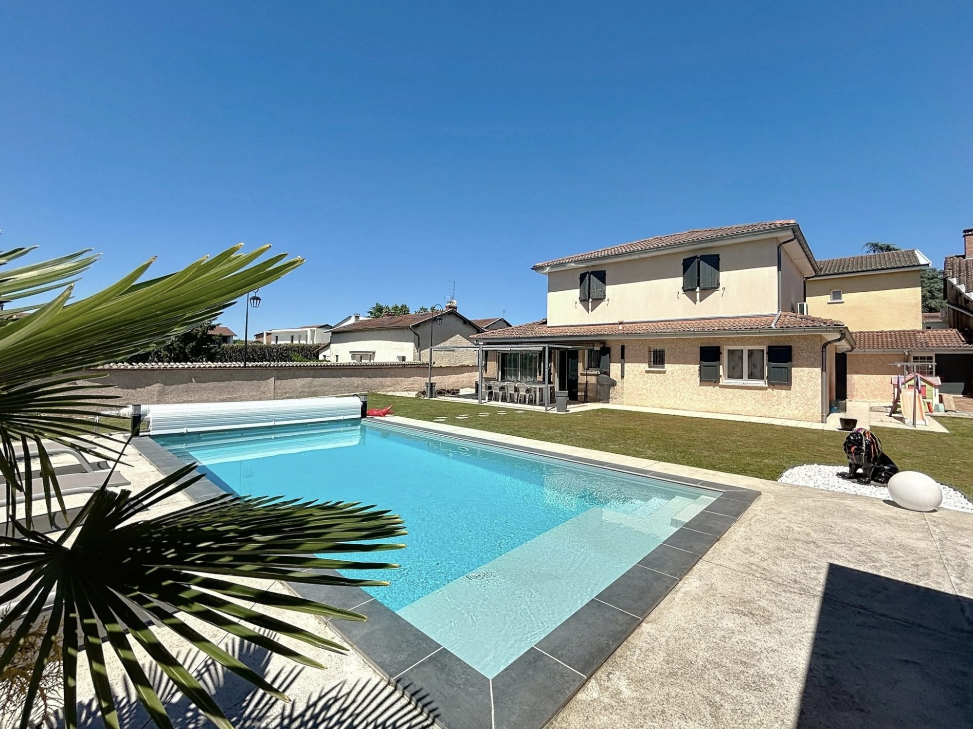 EXCLUSIVITE PIETRAPOLIS IMMOBILIER COLOMBIER-SAUGNIEU (69124), Maison de 7 pièces - 148 m2 - terrain clos et arboré de 742 m2, piscine 8*4