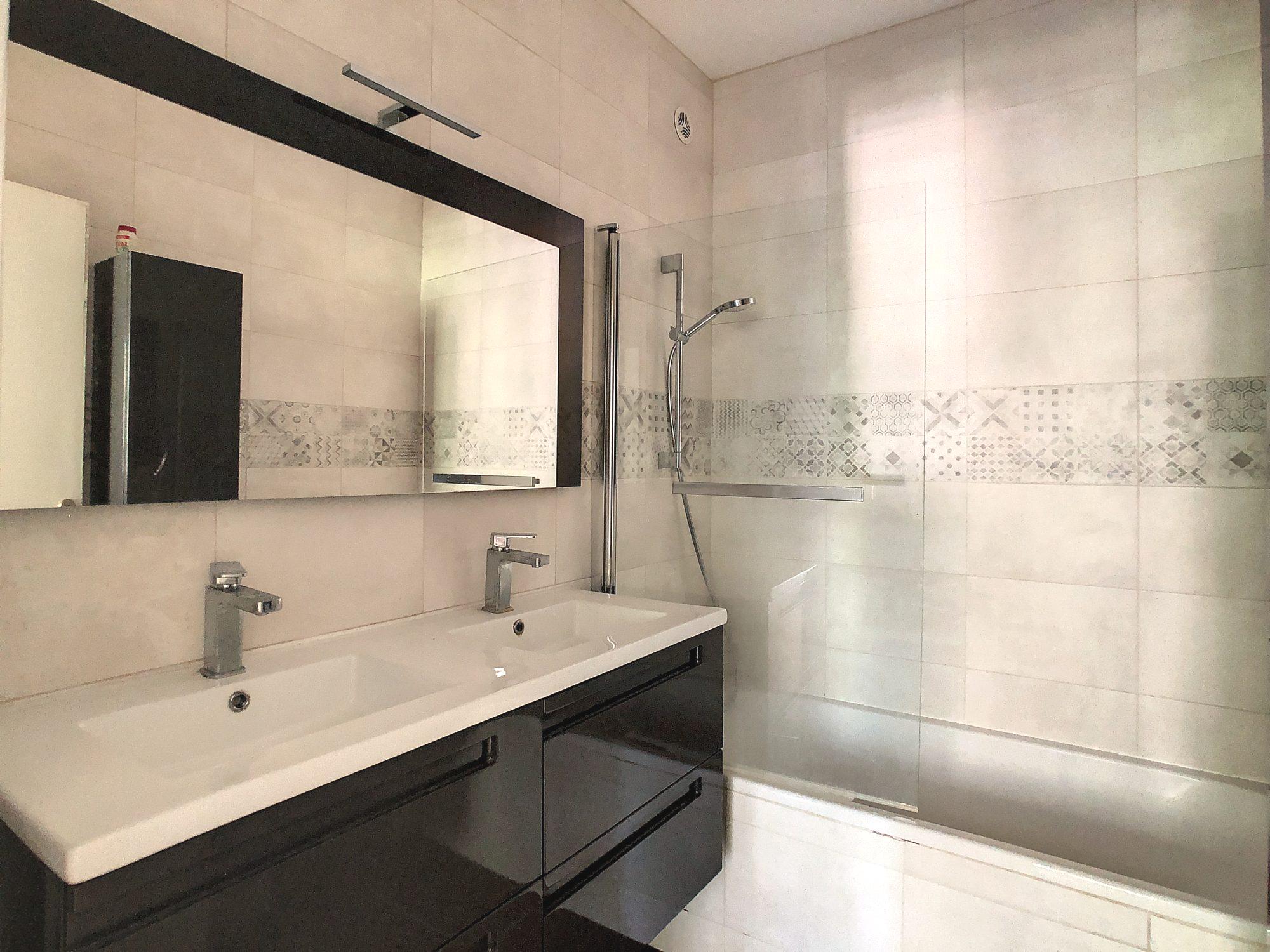 Monplaisir - rue Villon - 162m2 - Balcon 21m2 et box Lyon 69008