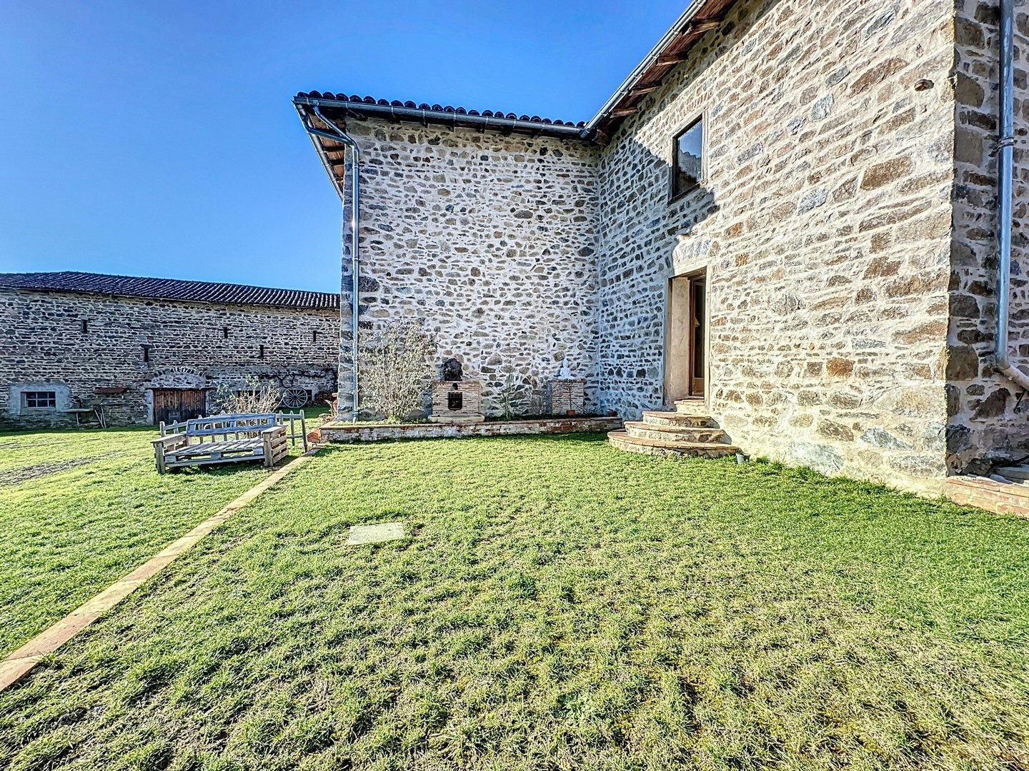 MAGNIFIQUE CORPS DE FERME AYANT GARDÉ TOUTE SON AUTHENTICITÉ