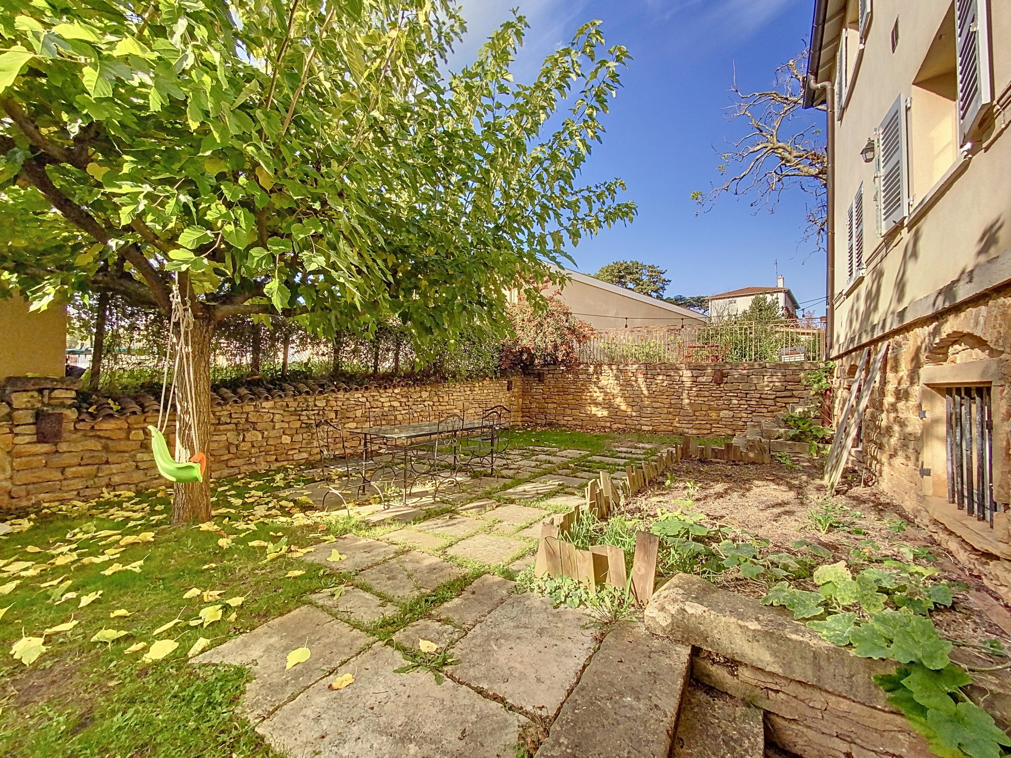 Charme de l'ancien avec jardin au coeur de Liergues Porte des Pierres Dorées 69400