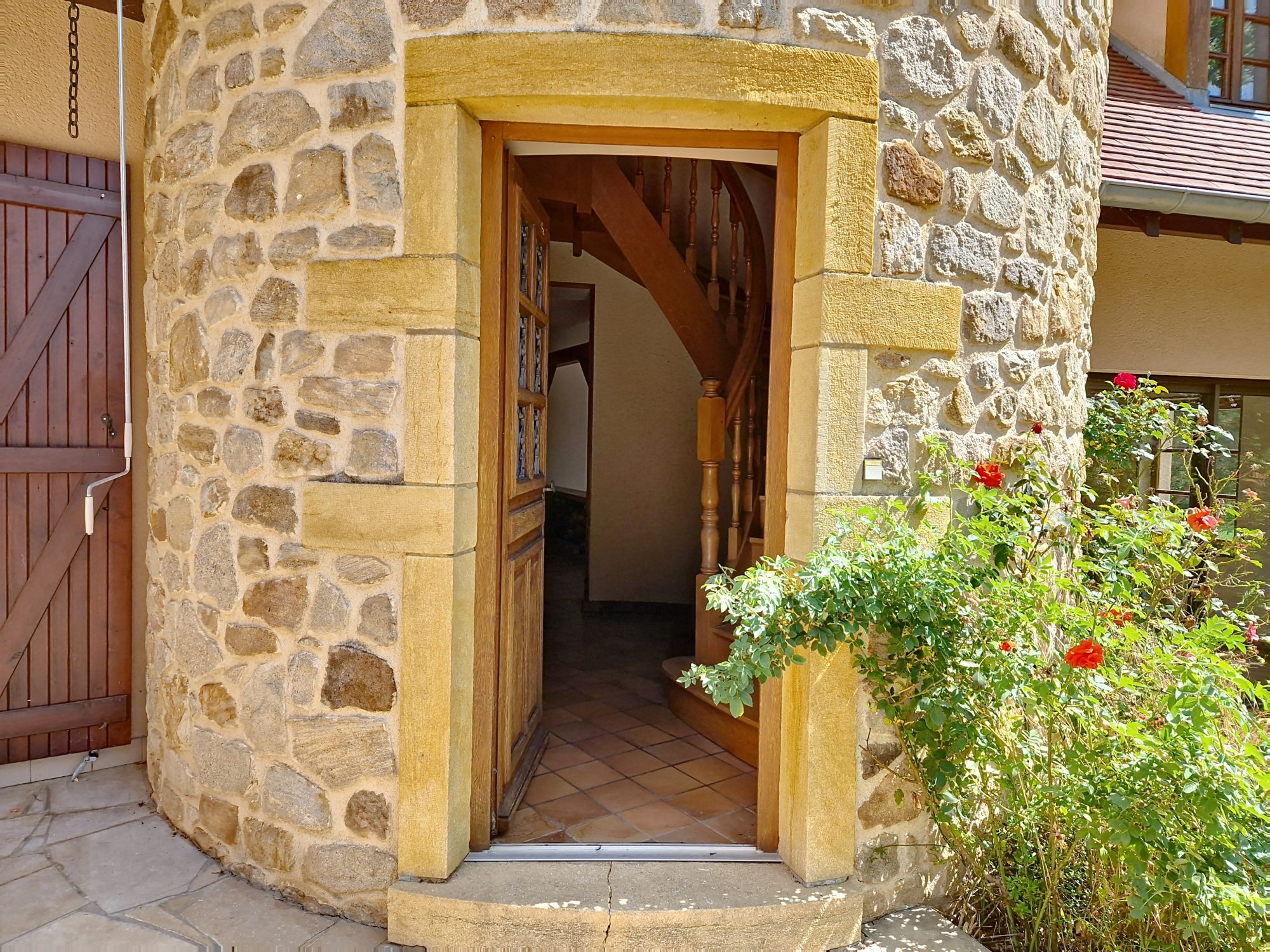 Maison familiale + dépendance pro – Vue dégagée, activité sur place possible ! La Clayette 71800