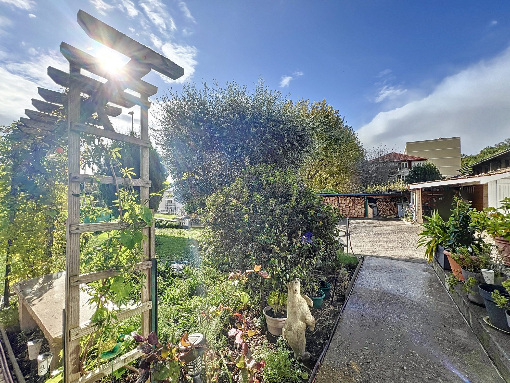 A NEUVILLE SUR SAONE, JOLIE MAISON DE 160m2 AVEC GARAGE SUR 1100m2 DE TERRAIN Neuville-sur-Saône 69250