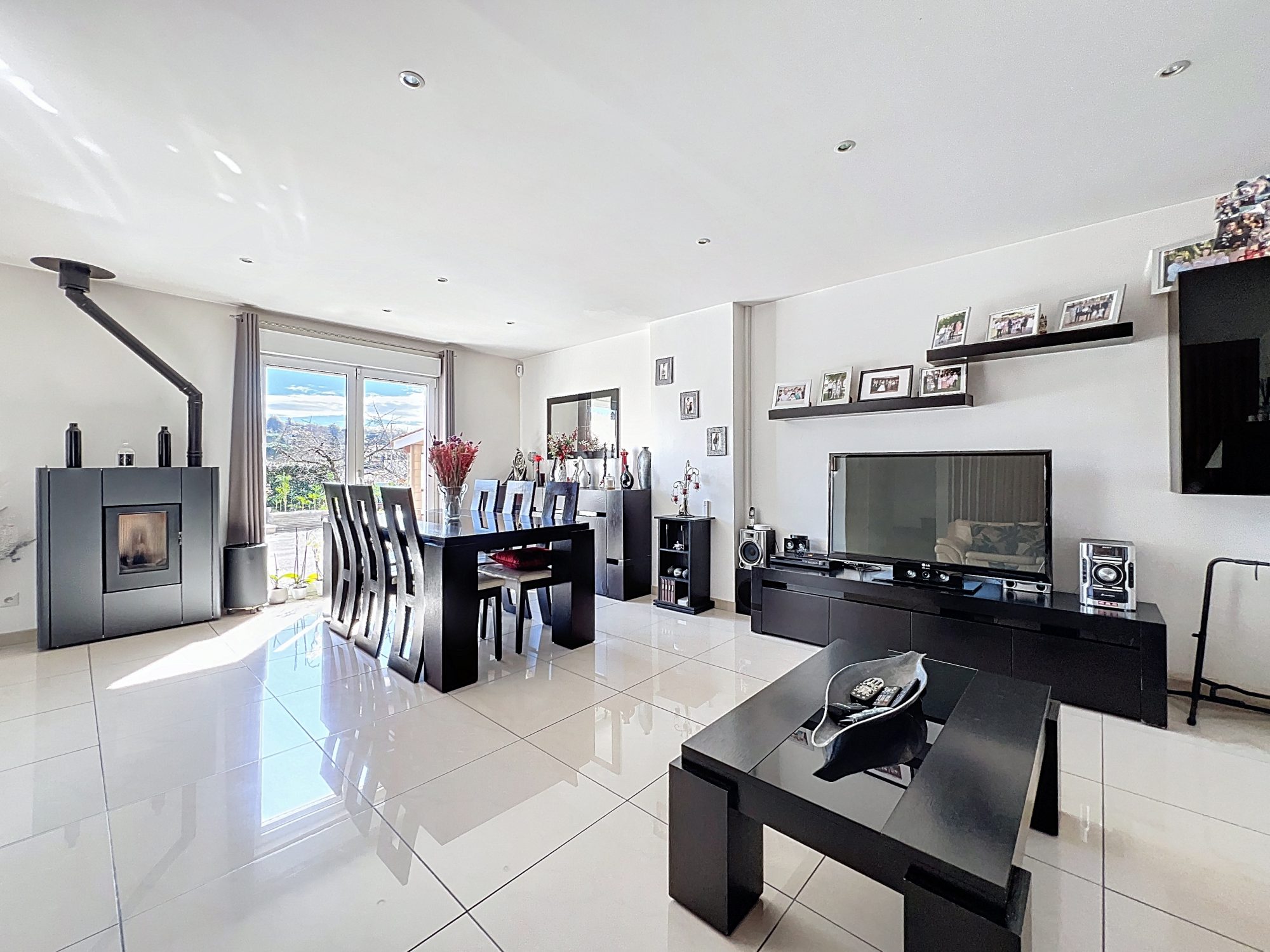 A NEUVILLE SUR SAONE, JOLIE MAISON DE 160m2 AVEC GARAGE SUR 1100m2 DE TERRAIN Neuville-sur-Saône 69250