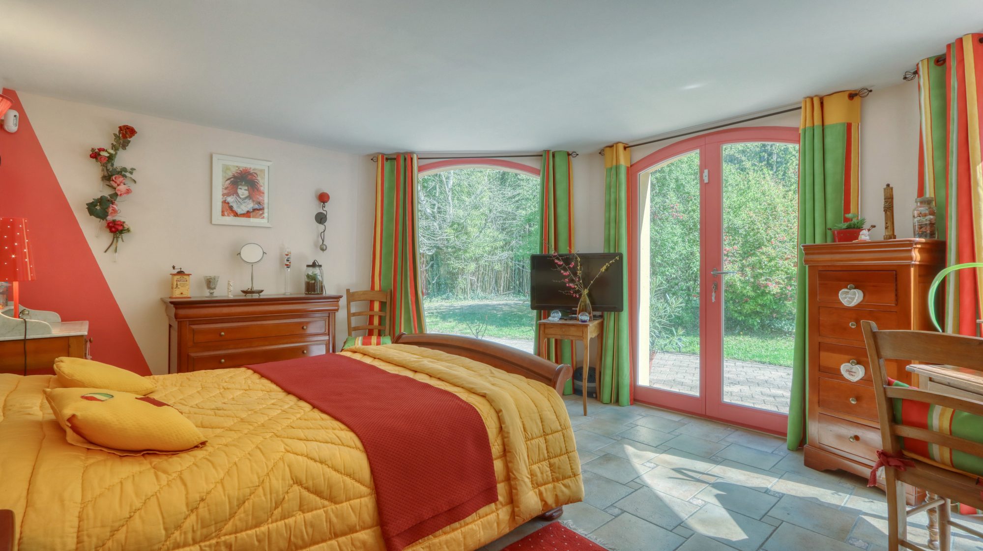 Propriété de 205 m² habitable + appartement T2 indépendant  + 721 m² conctructible + parc arboré Crémieu 38460