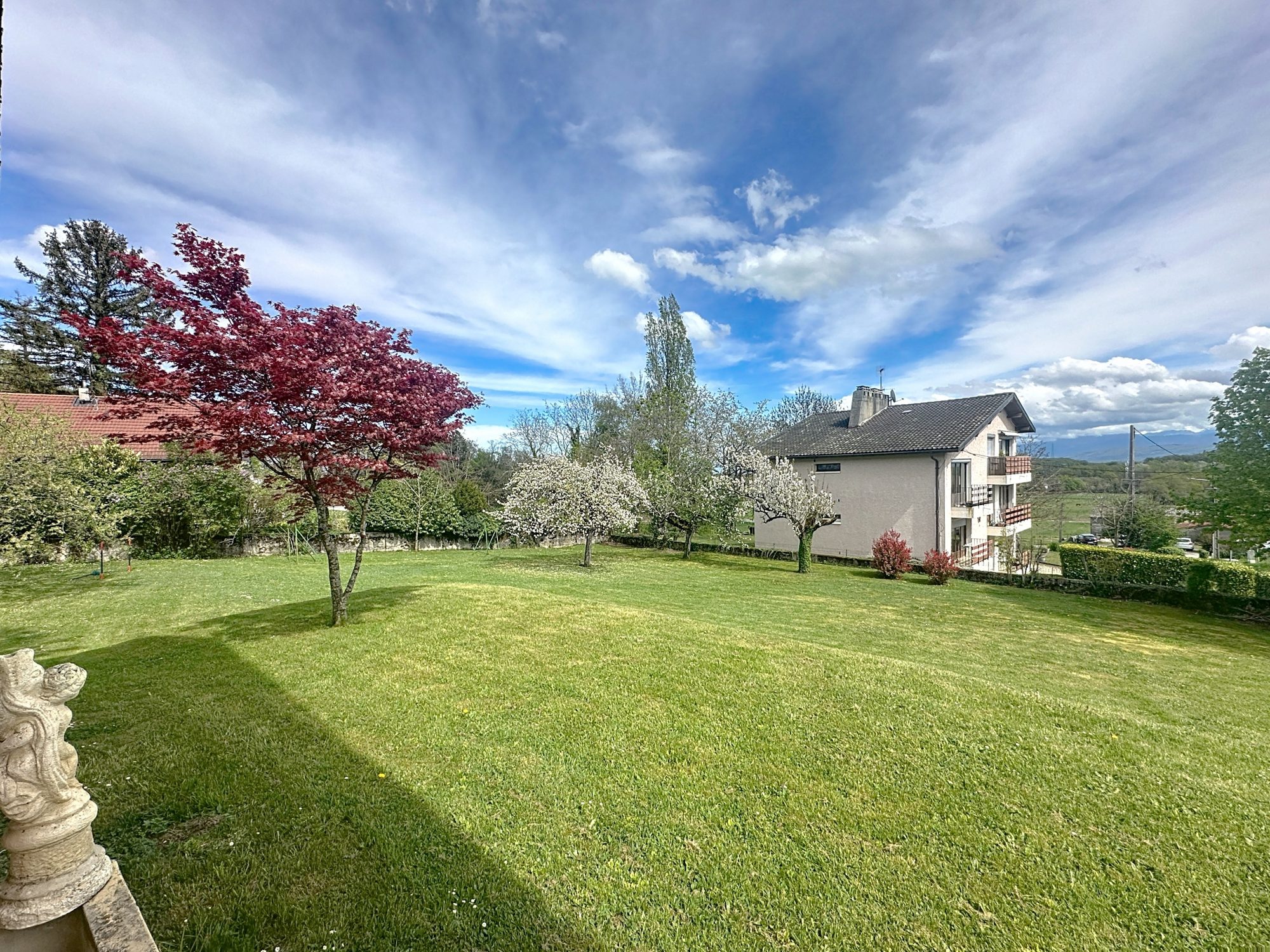 Maison sur terrain constructible, située à Divonne Divonne-les-Bains 01220