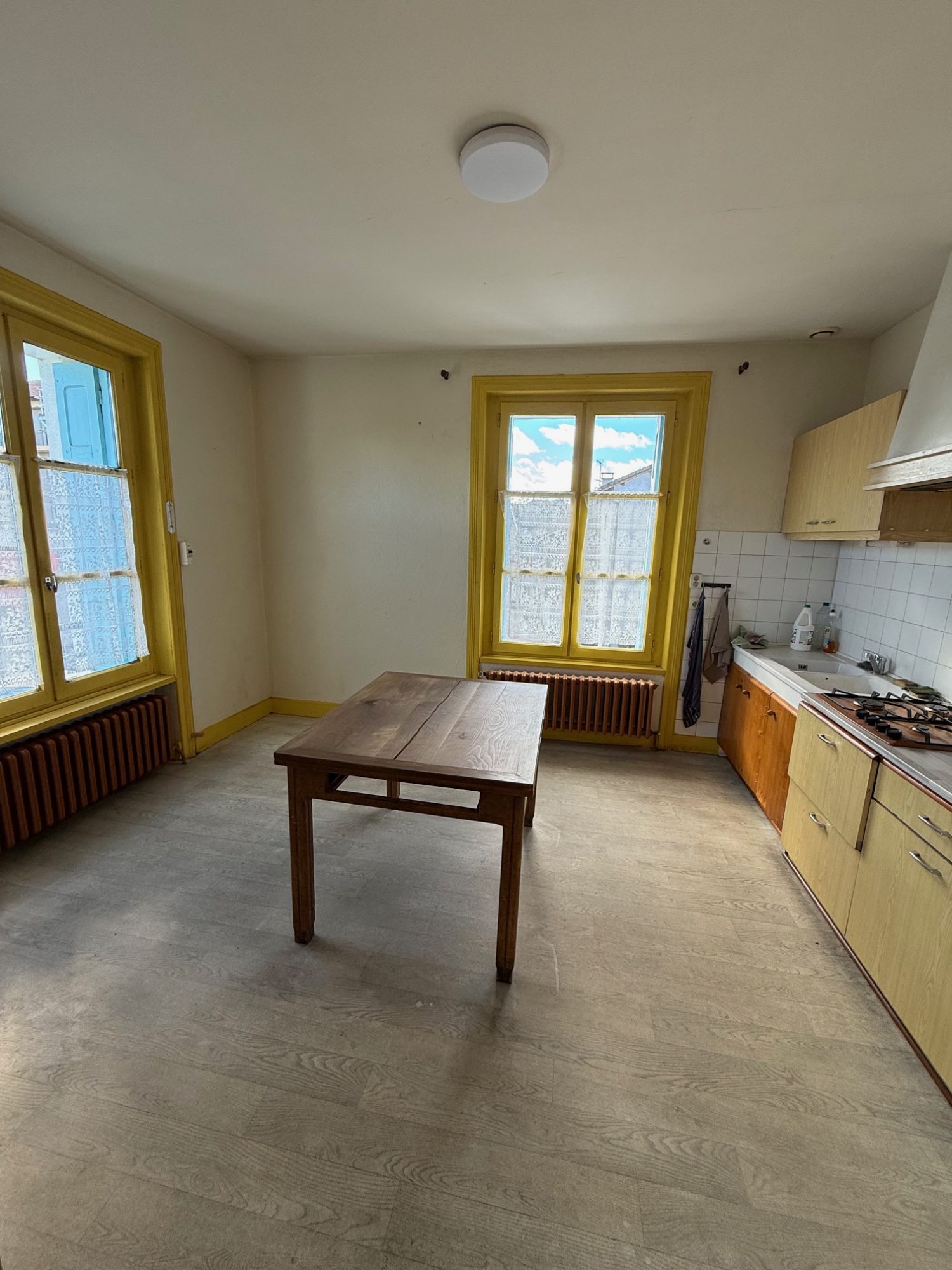 EXCLUSIVITE GTI ! Maison de ville avec terrain et dépendances. Yssingeaux 43200