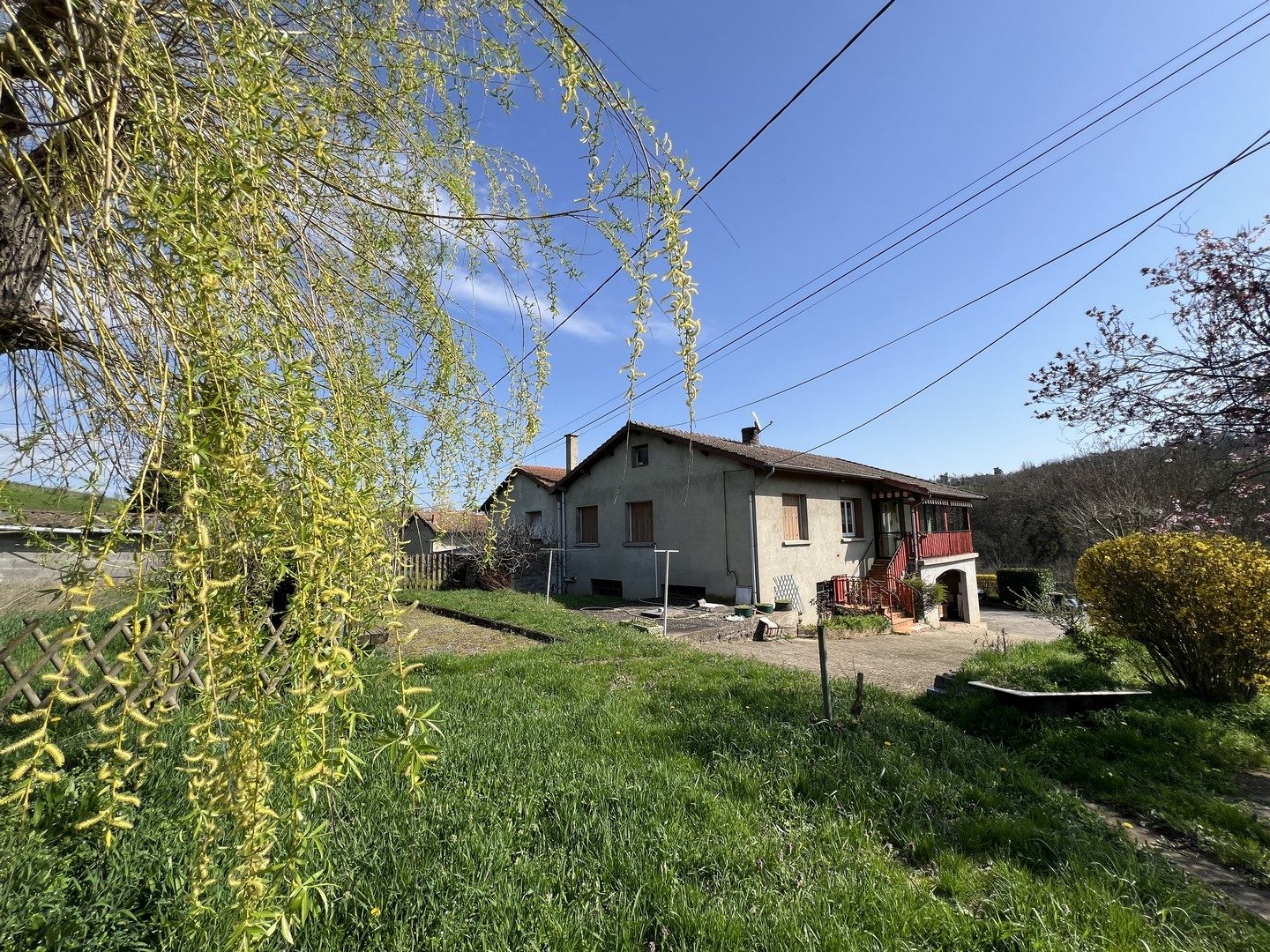 PROPRIETE DE 2 MAISONS - GRAND GARAGE 137 M² - TERRAIN 1,8 HECTARES - DEPENDANCES Sain-Bel 69210