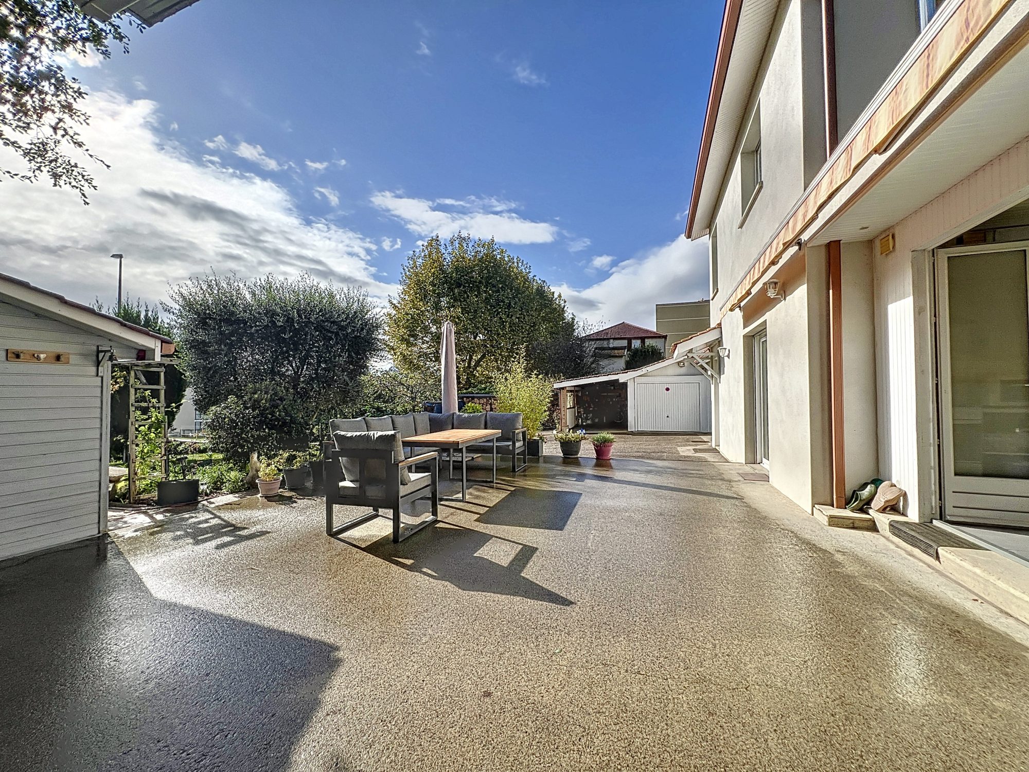 A NEUVILLE SUR SAONE, JOLIE MAISON DE 160m2 AVEC GARAGE SUR 1100m2 DE TERRAIN Neuville-sur-Saône 69250