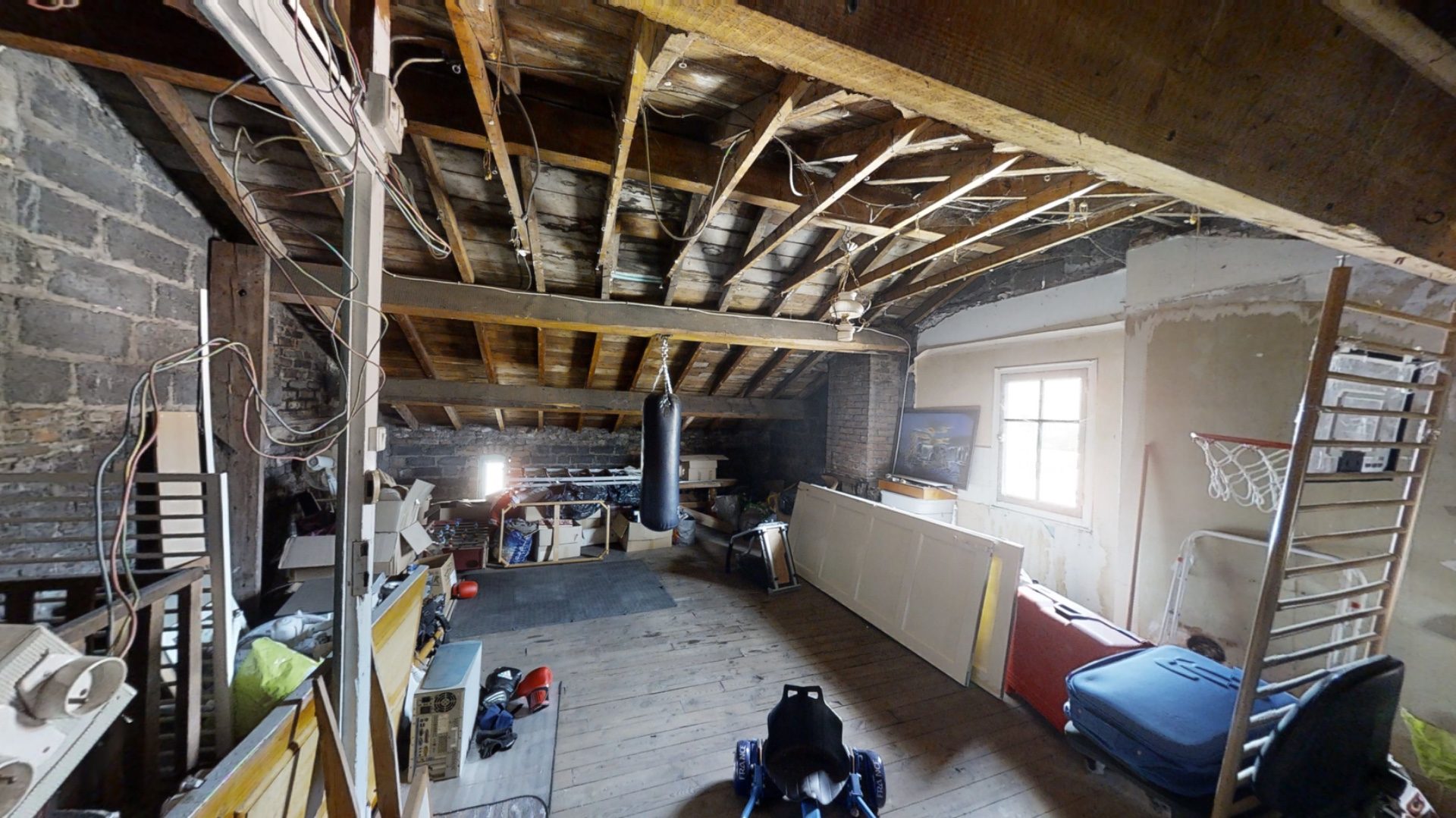 Maison 87m2,  2 CHAMBRES (POSSIBILITÉ 3), GARAGE, TERRASSE, COMBLES AMÉNAGEABLES, PROCHE COMMODITÉ. Unieux 42240