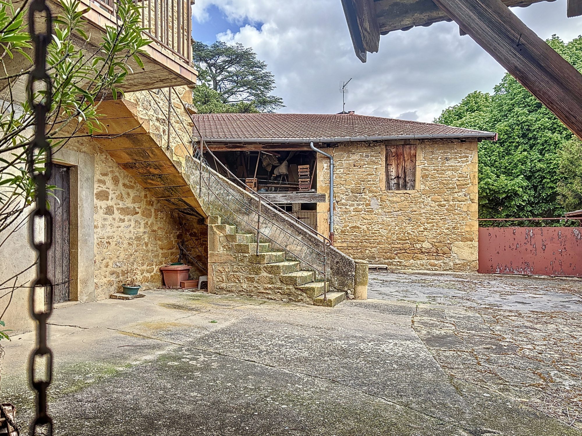 Maison 140m² en pierres dorées à réhabiliter Bagnols 69620