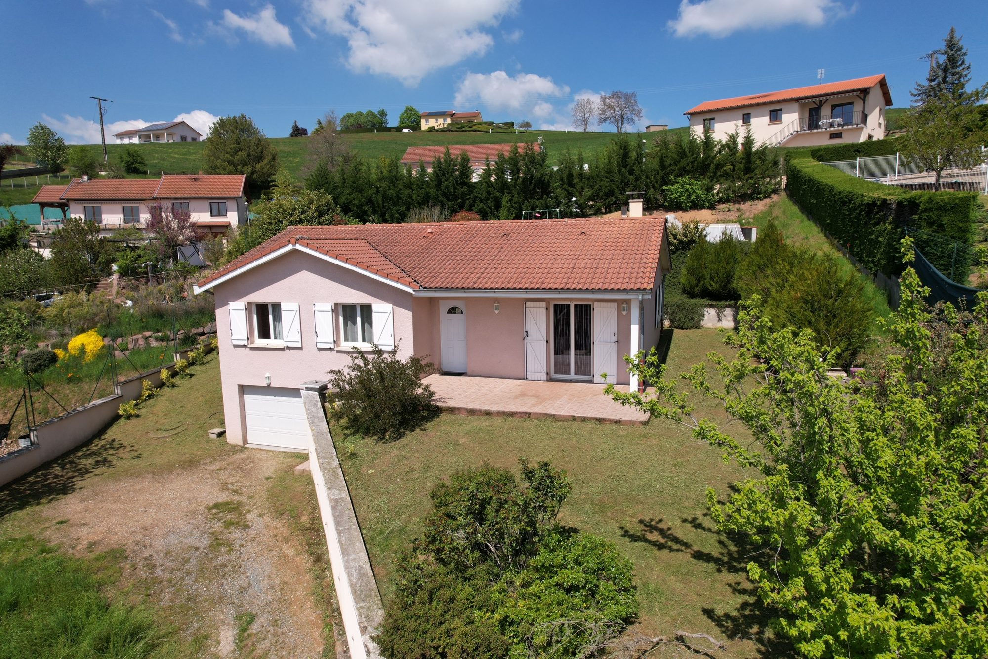 Maison 4  chambres moins de 5 min d'Amplepuis et 500 m2 attenant constructible
