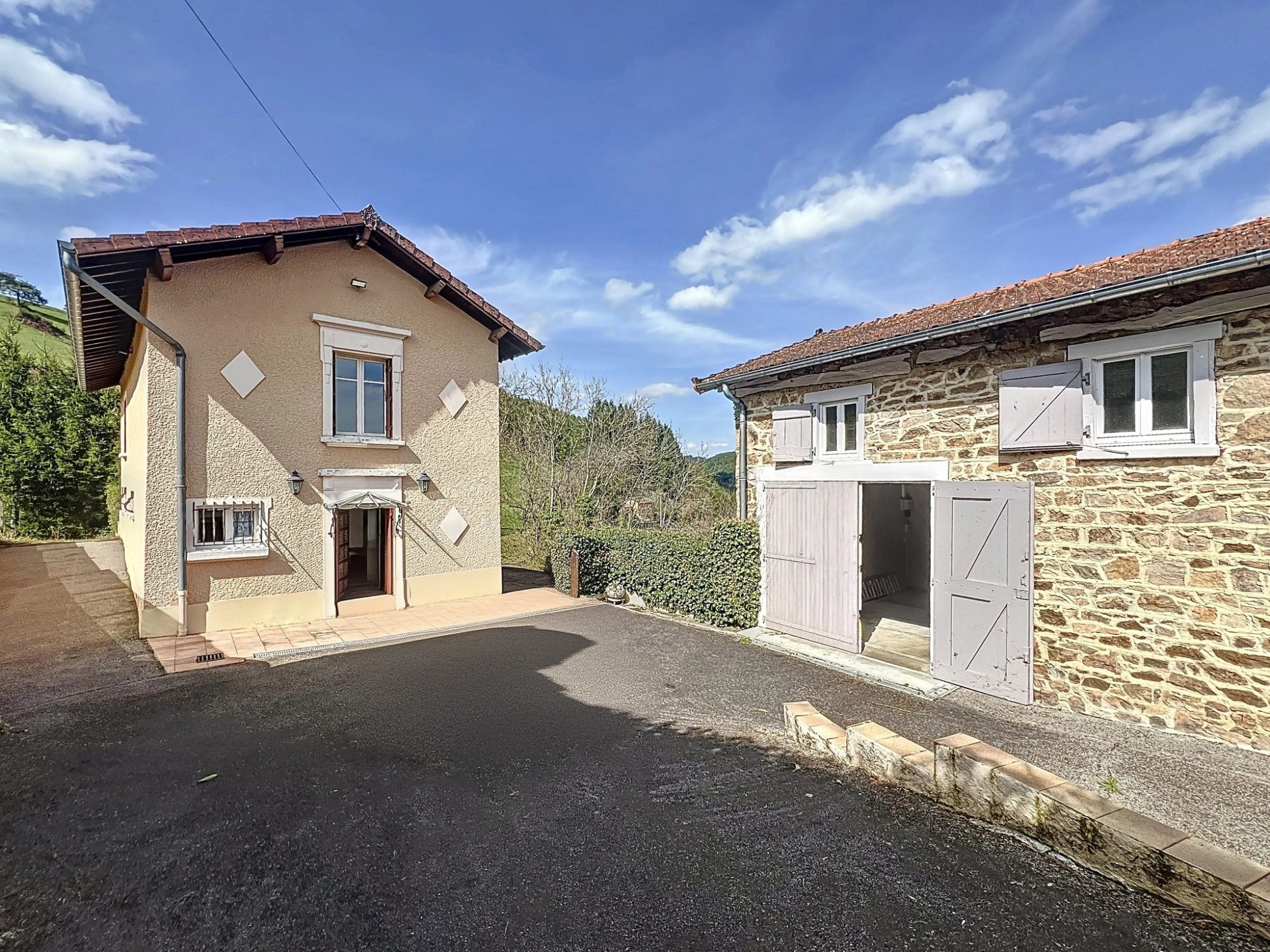 MAISON - 2 CHBRES – JARDIN – DEPENDANCES - SOUS SOL Saint-Vincent-de-Reins 69240