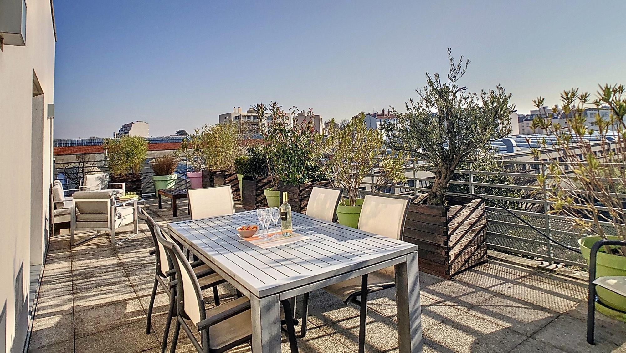 SOUS COMPROMIS - T4 et bureau en attique, dernier étage, 130 m² de terrasses