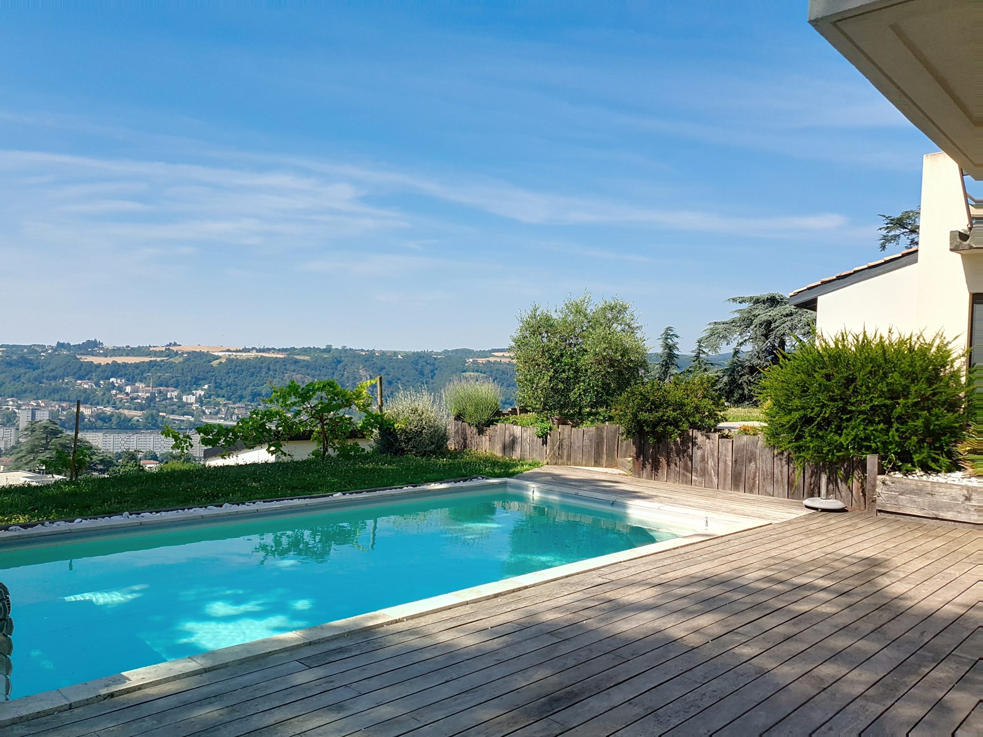 VIENNE/SEYSSUEL Vue sur la vallée du Rhône  MAISON D'ARCHITECTE entièrement rénovée de 10 pièces 275m² habitable dont 5 chambres et 1 suite parentale - Terrain 4600m² avec piscine, garage - atelier et cave.