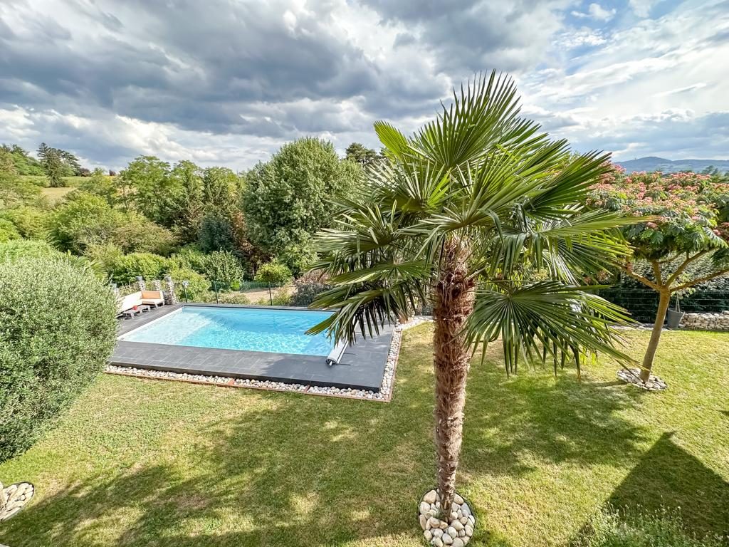 Villa protégée des regards avec piscine