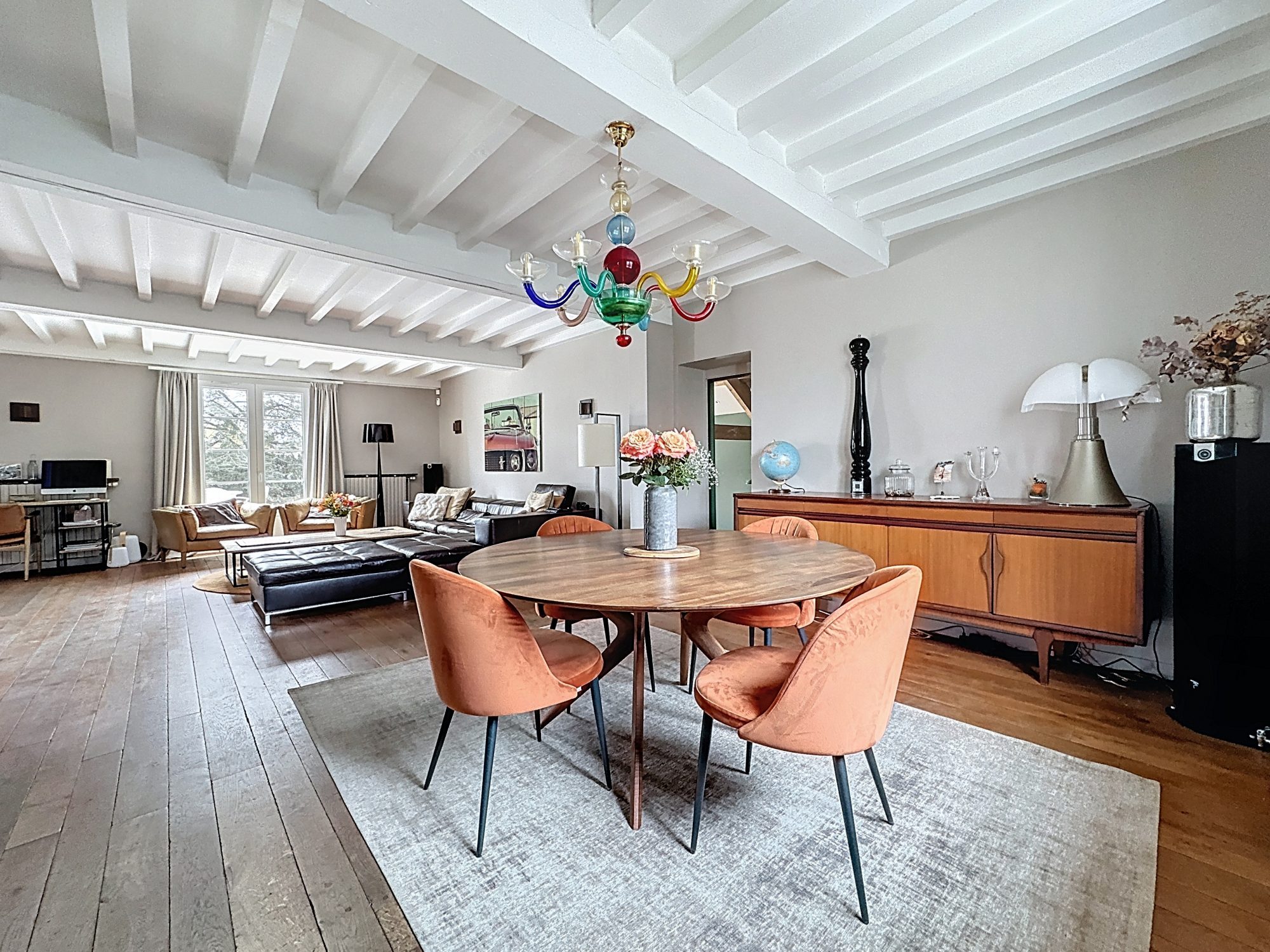 Rare et Authentique, Pietrapolis Chaponost vous propose cette maison de 275m2 édifiée sur une parcelle de 2225m2 avec 5 chambres, une pièce de vie de 65m2, un Pool House et une piscine chauffée Brignais 69530