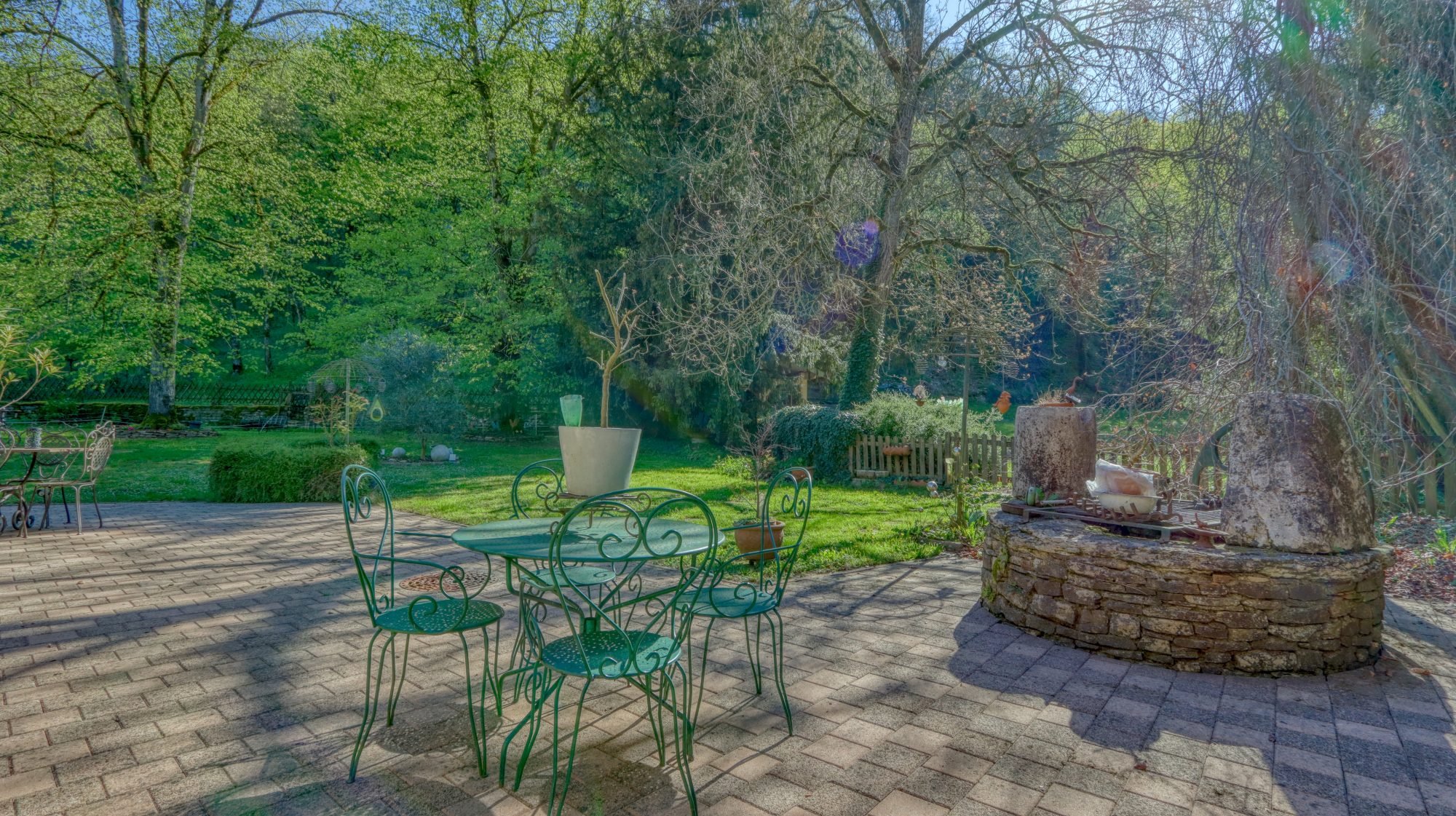 Propriété de 205 m² habitable + appartement T2 indépendant  + 721 m² conctructible + parc arboré Crémieu 38460