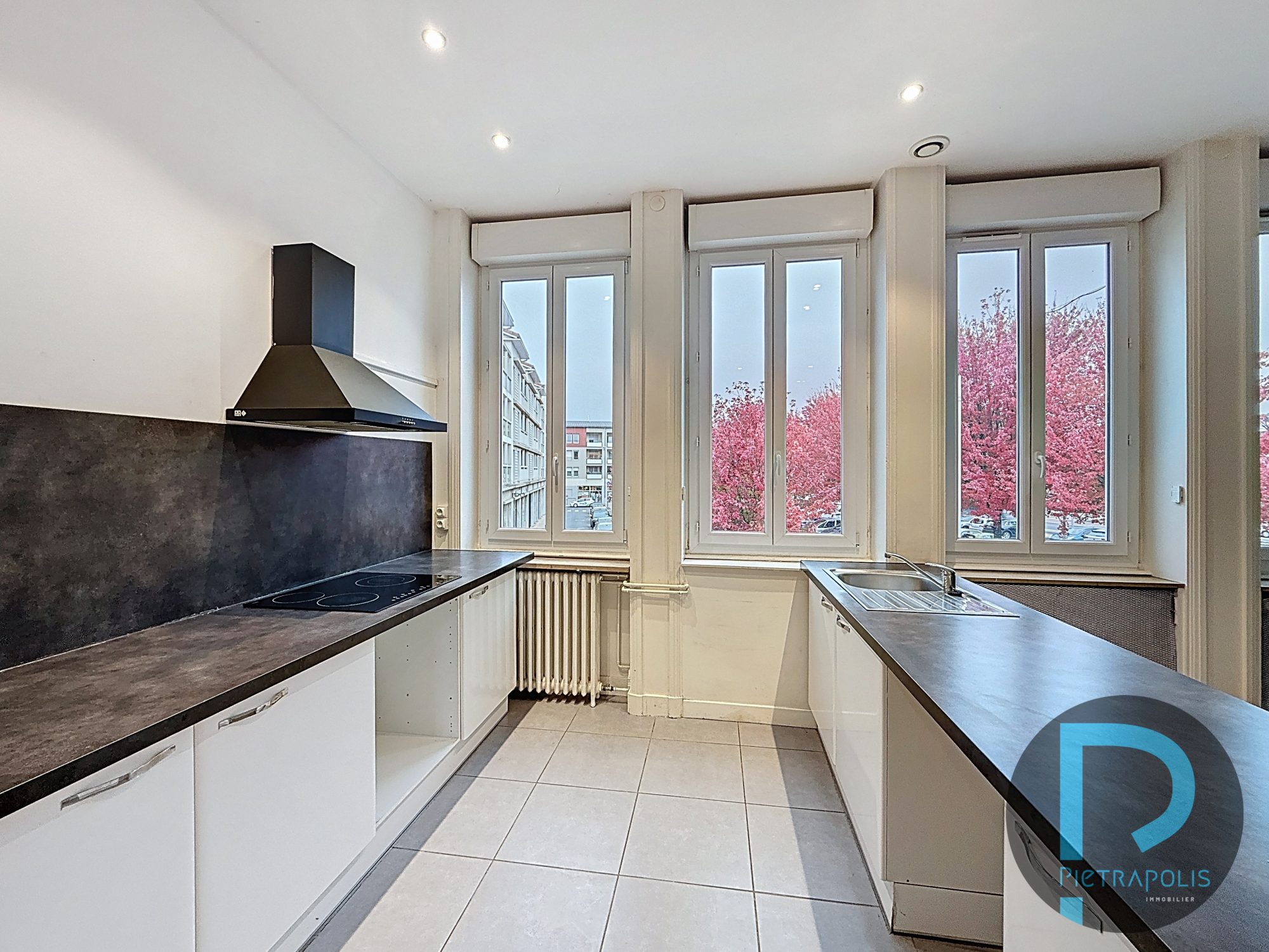 Appartement de 92m² - 3 chambres - Plein centre ville proche gare Villefranche S/S - 1 er étage sans ascenseur Villefranche-sur-Saône 69400