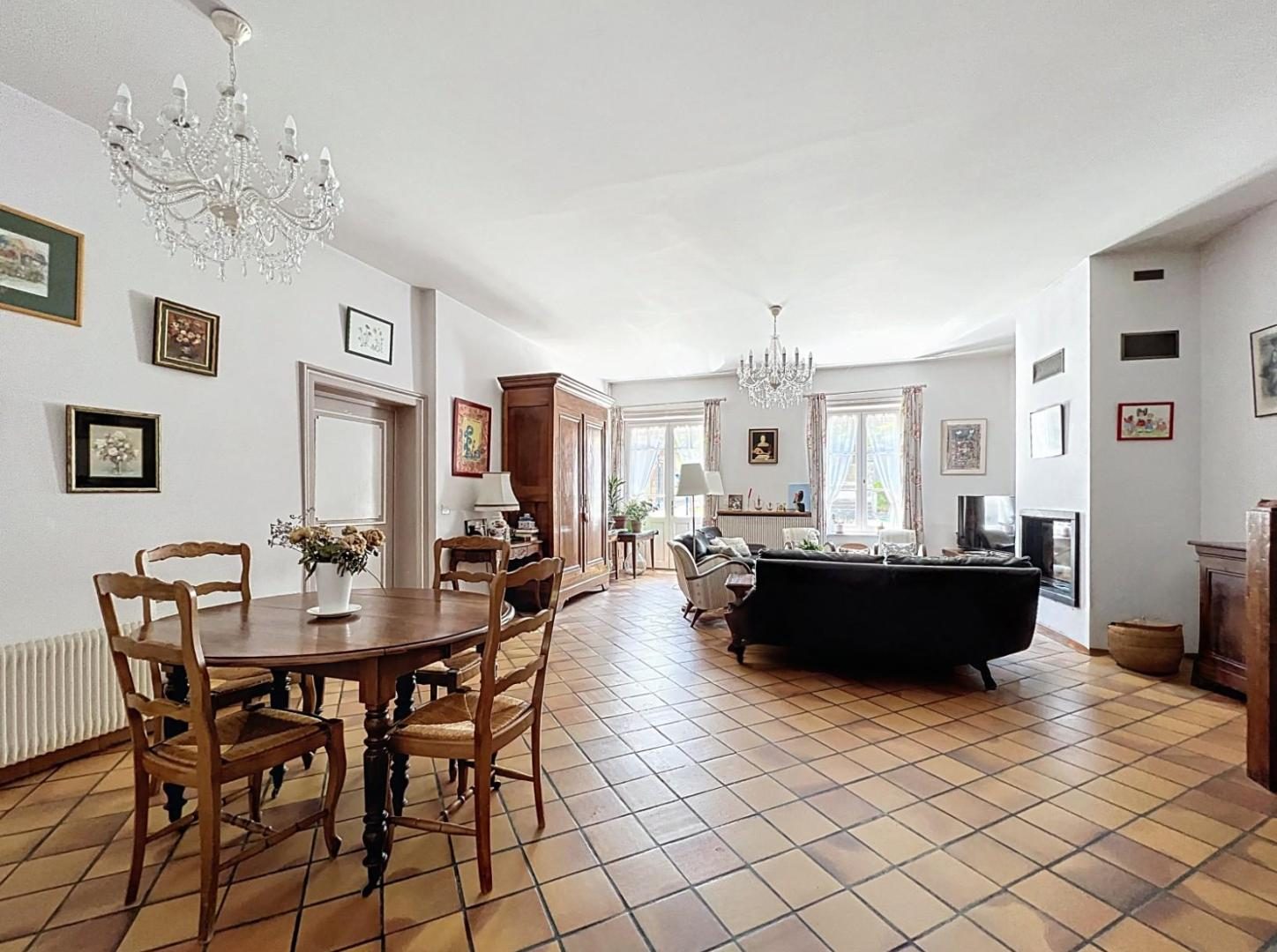 EN PLEIN CENTRE DE CIVRIEUX - MAISON DE 200m2- TERRAIN -GRANGE Civrieux 01390