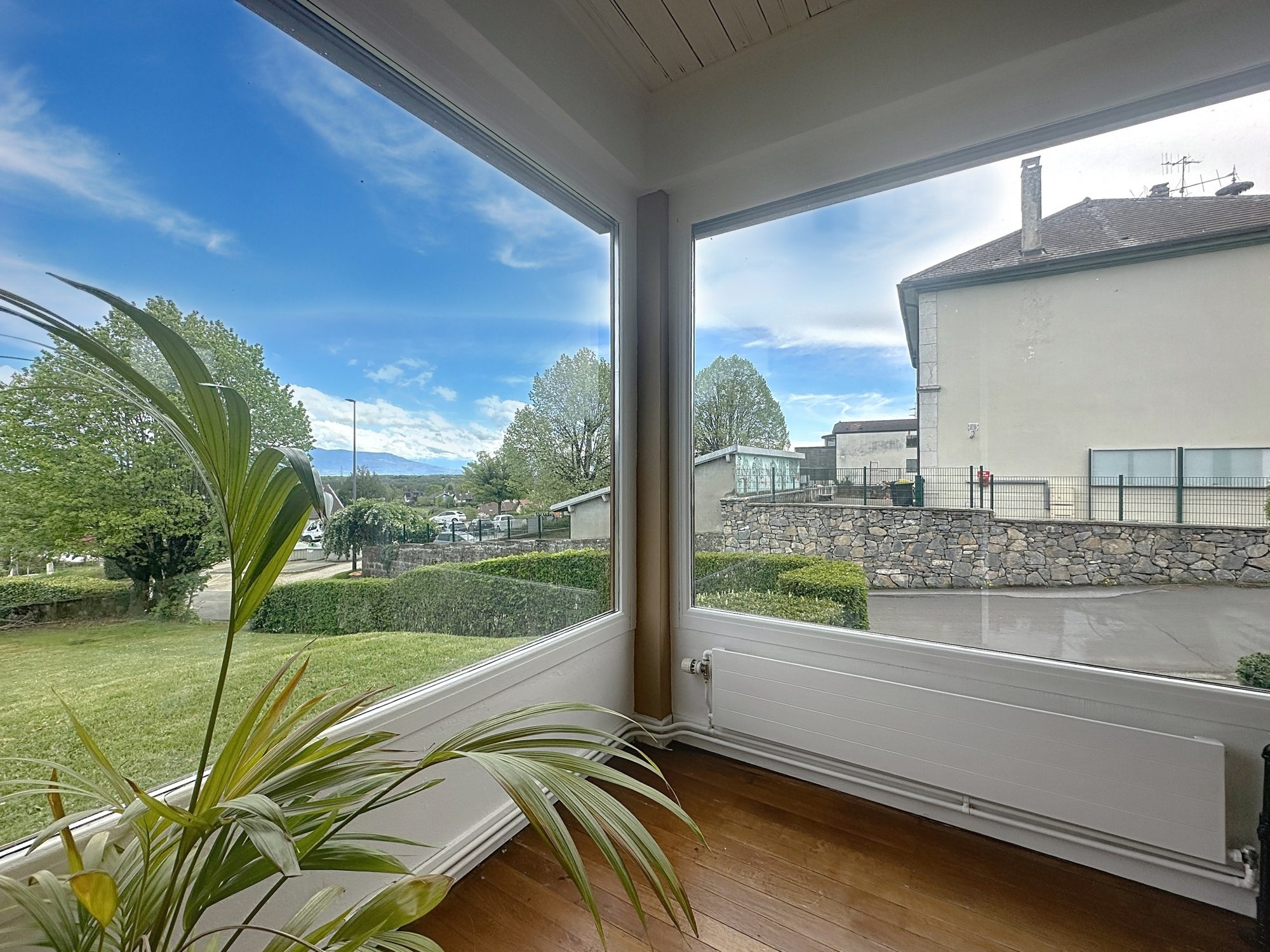 Maison sur terrain constructible, située à Divonne Divonne-les-Bains 01220