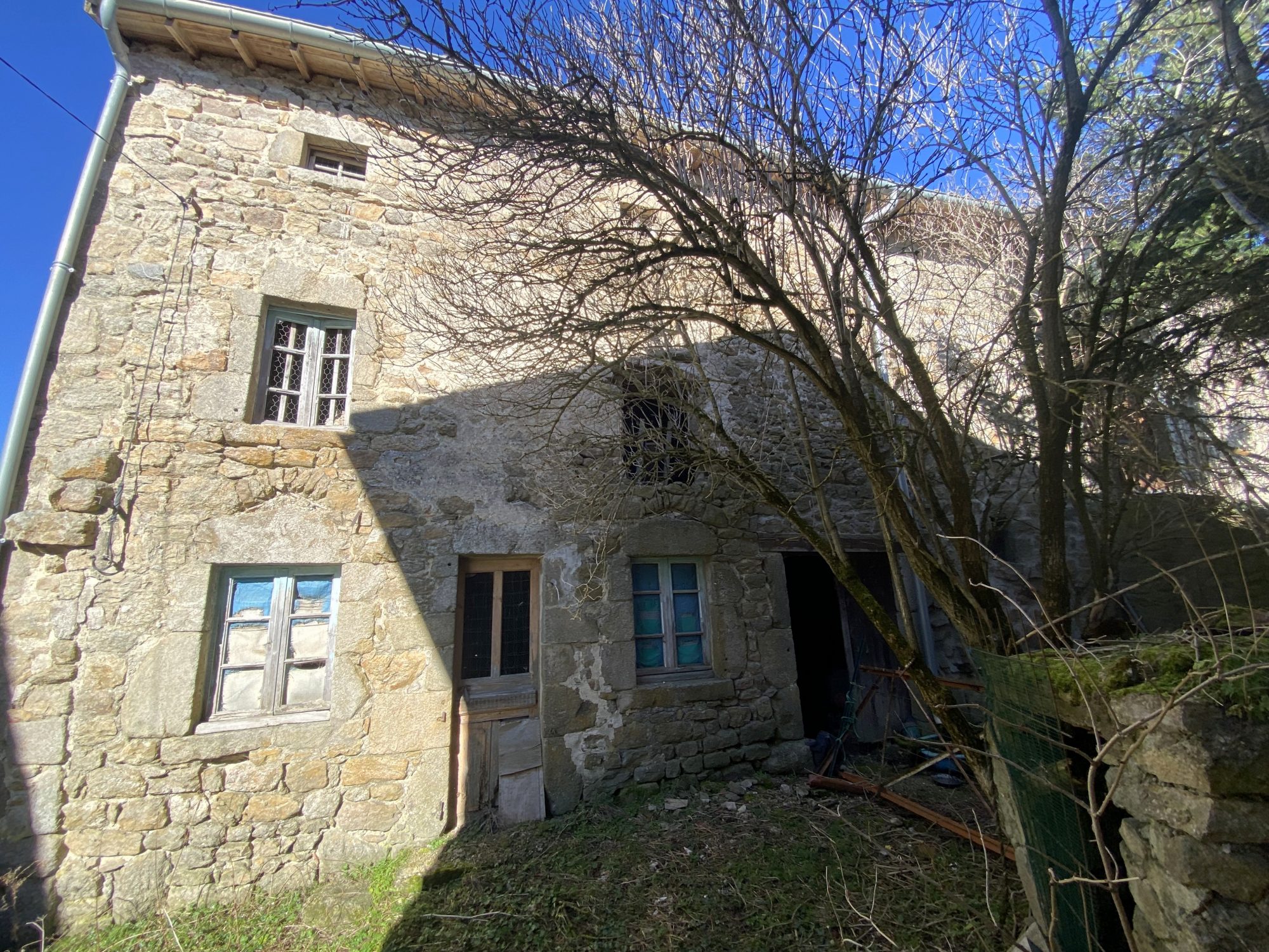 Ténement immobilier en pierres à rénover