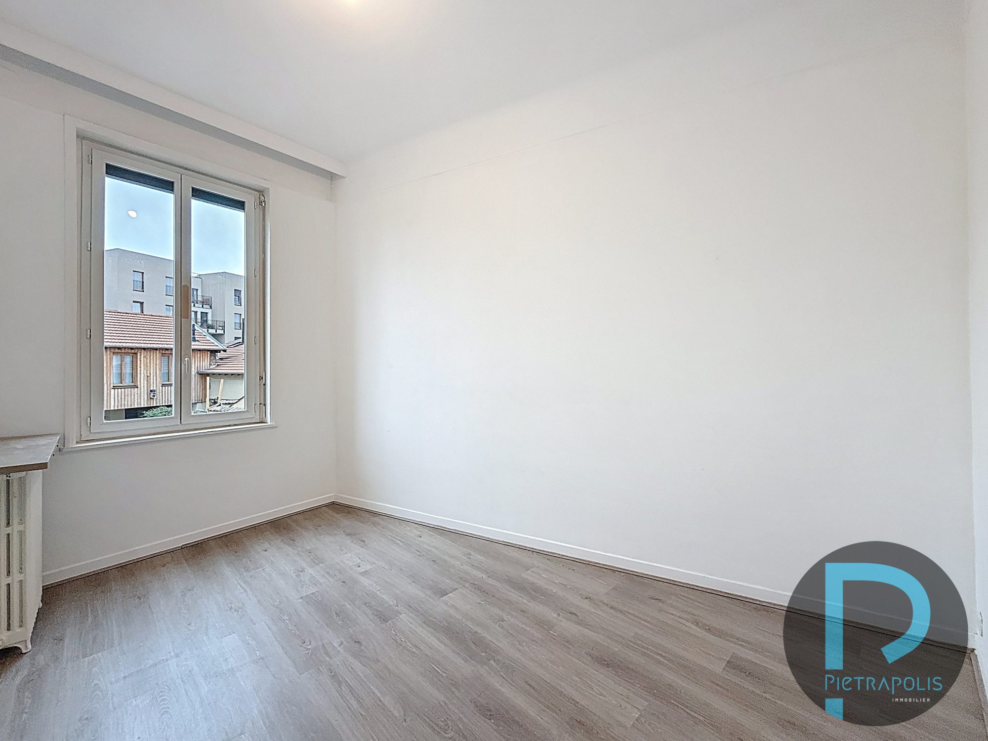 Appartement de 92m² - 3 chambres - Plein centre ville proche gare Villefranche S/S - 1 er étage sans ascenseur Villefranche-sur-Saône 69400