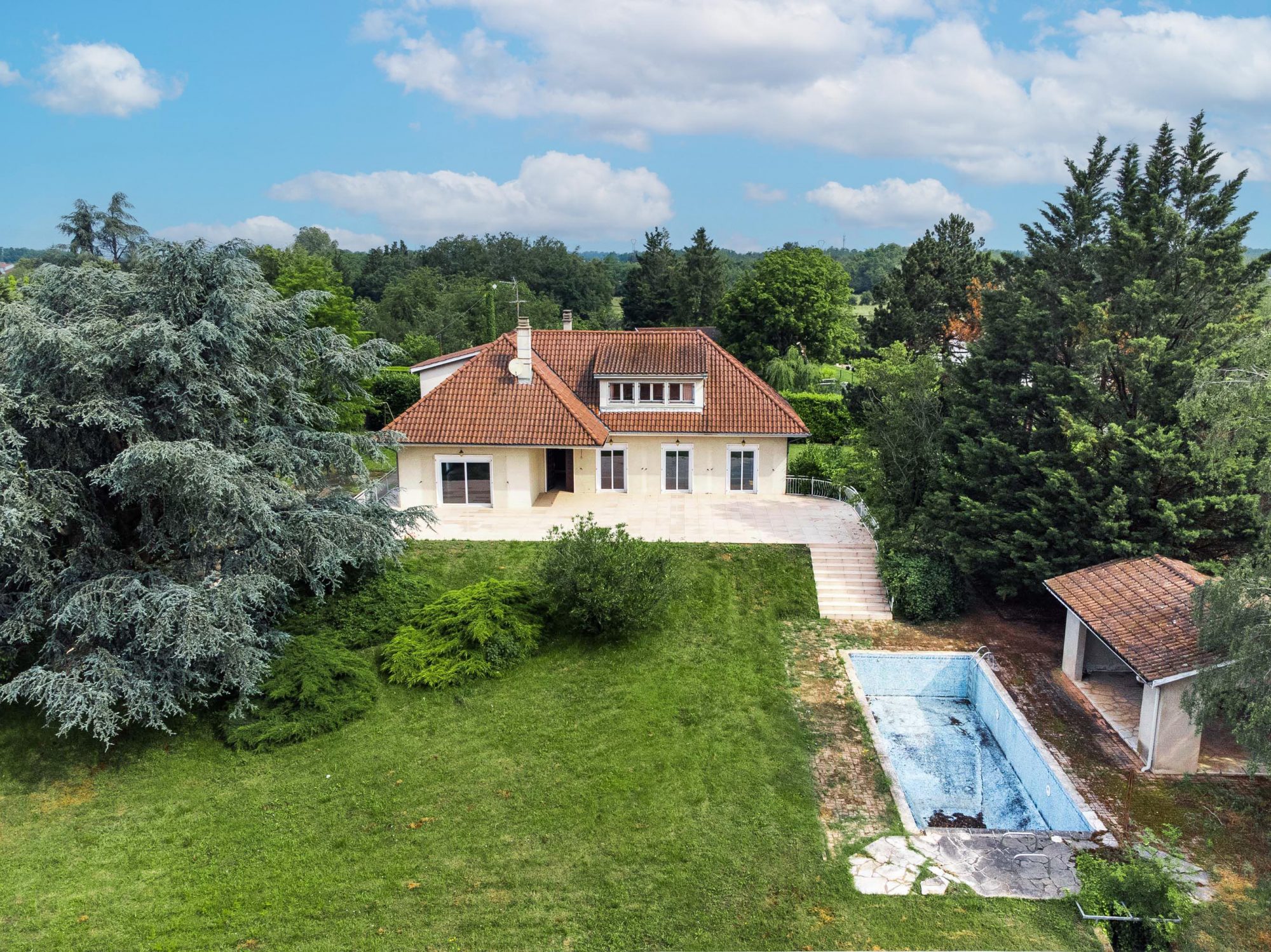Maison de 300m2, terrain de 2596m2 à Sainte Euphémie. Sainte-Euphémie 01600