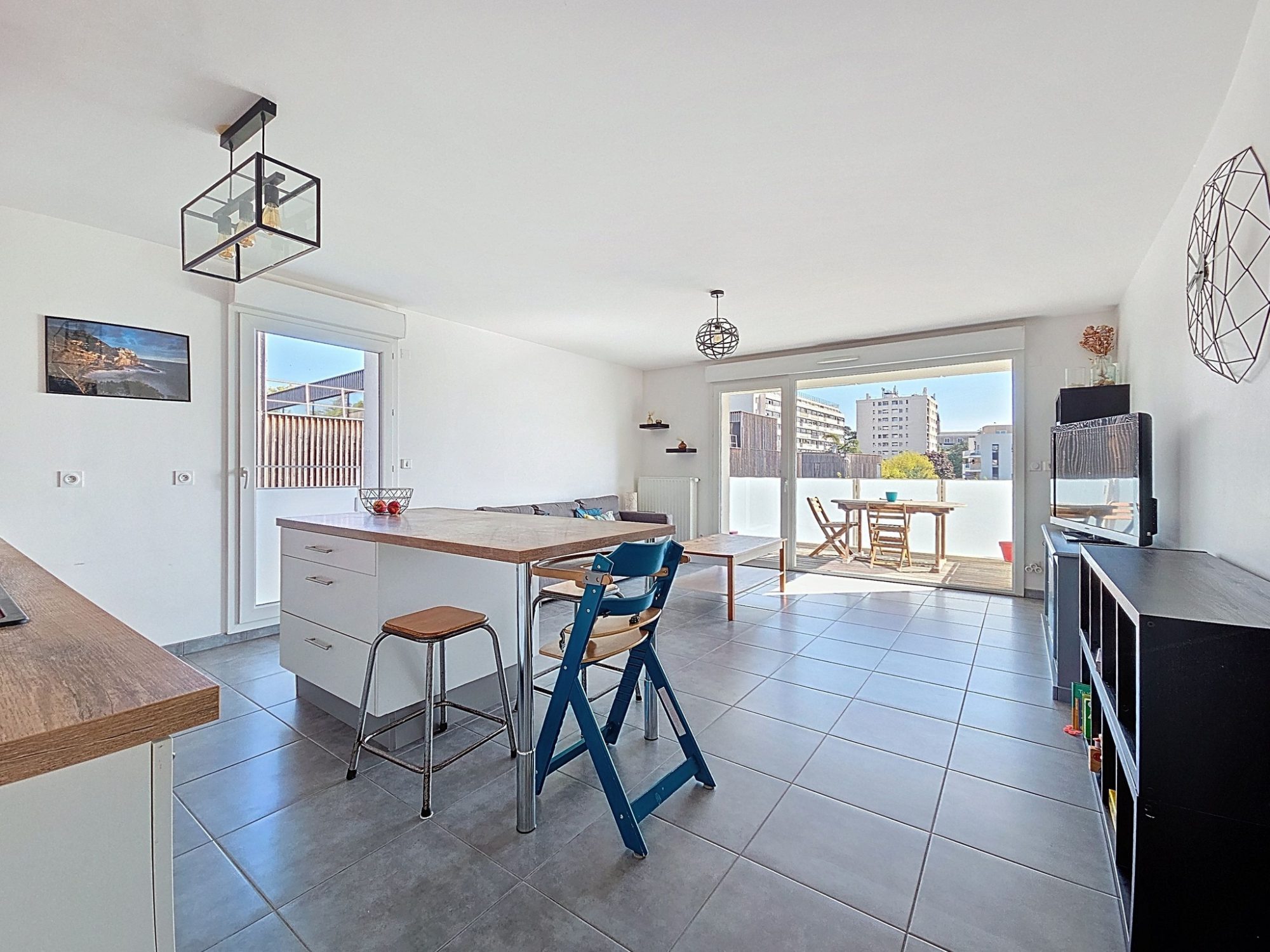 T3 DE PLUS DE 72 M2 AVEC GARAGE FERME